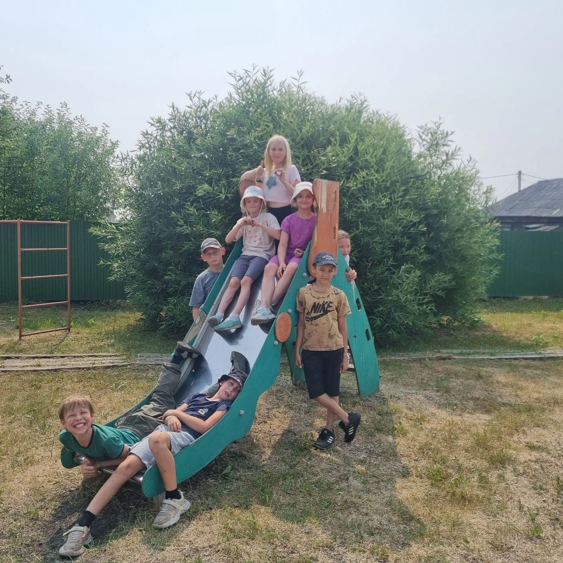 В самом разгаре сезон летних школьных лагерей! Дом творчества гостеприимно принимает у себя отряды, 