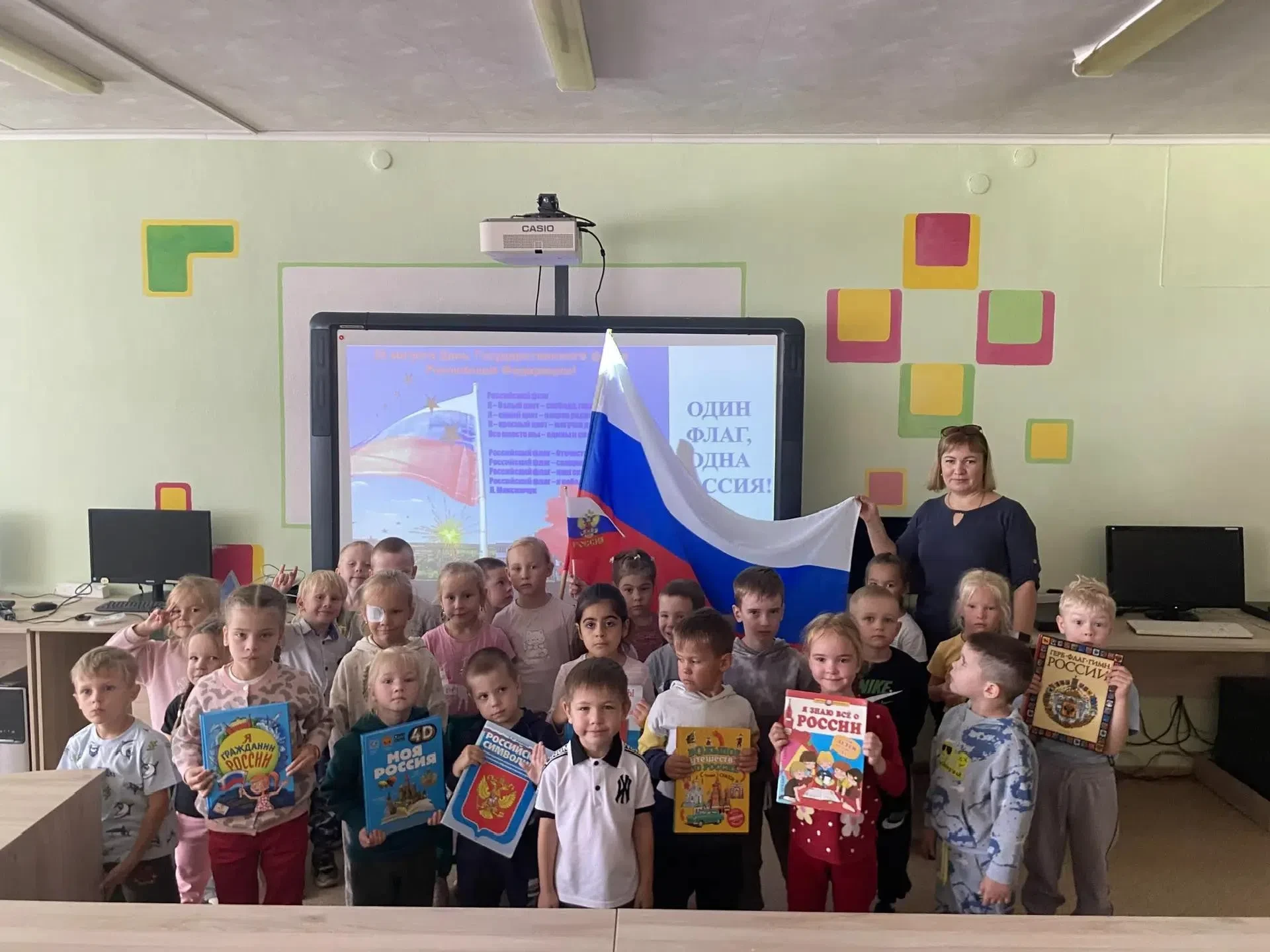У державы величавой на гербе орел двуглавый!