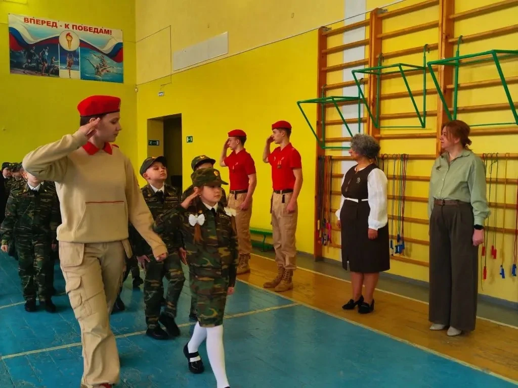 🇷🇺Новая учебная неделя в школе началась с поднятия флага и исполнения гимна.  🏀Грамотами и медалями 