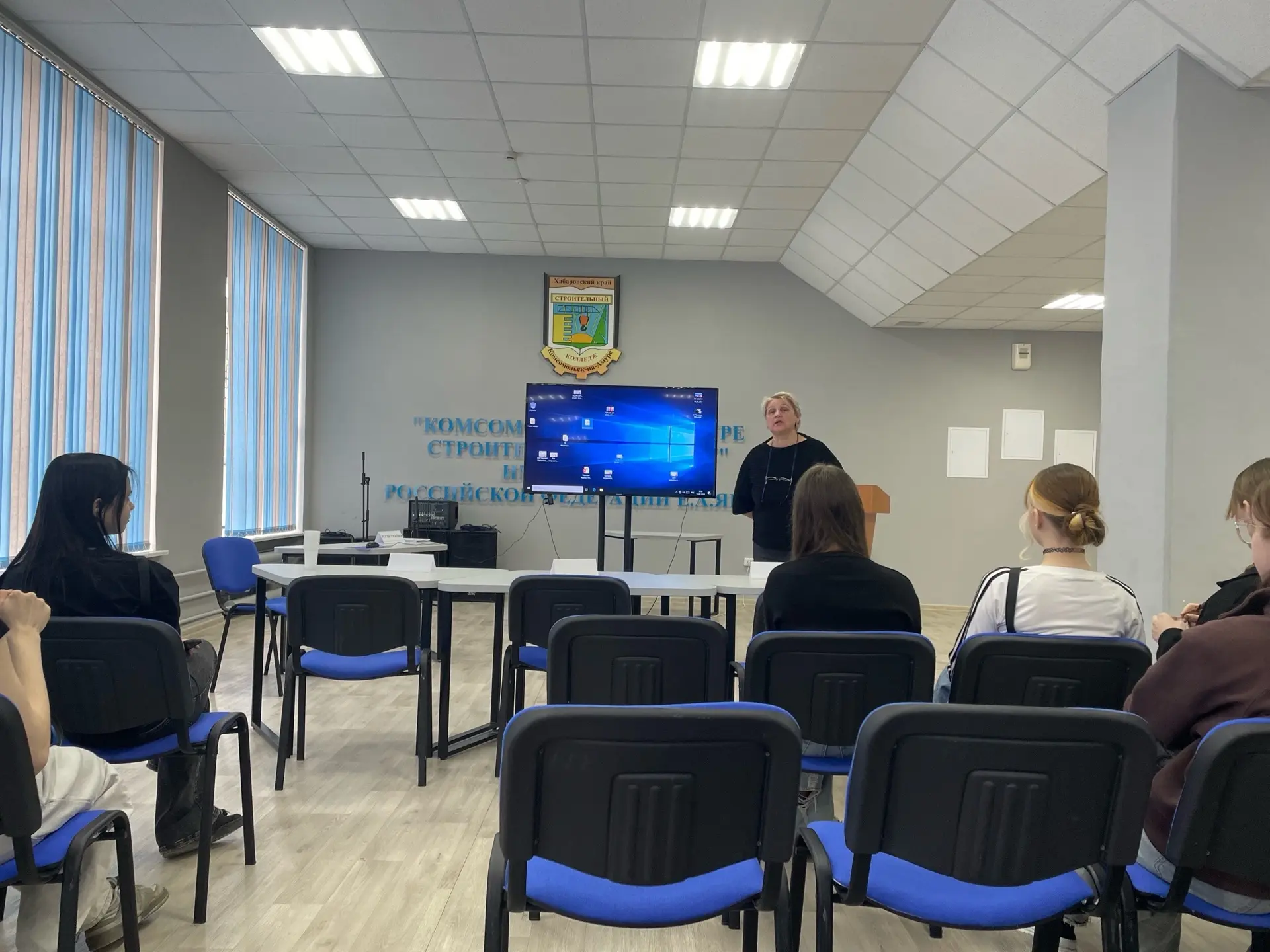 Куда пойти учиться, чтобы строить будущее? 🏗️  Наши девятиклассники побывали на экскурсии в строител
