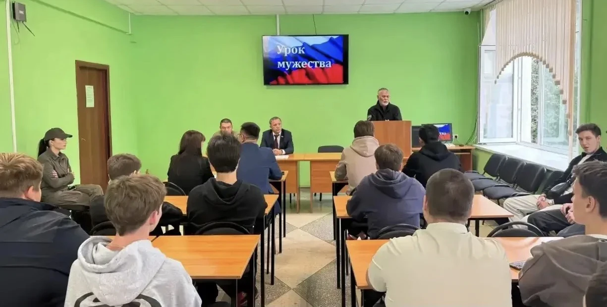 Поговорили со студентами Уфимского торгово-экономического колледжа о патриотизме и служ...