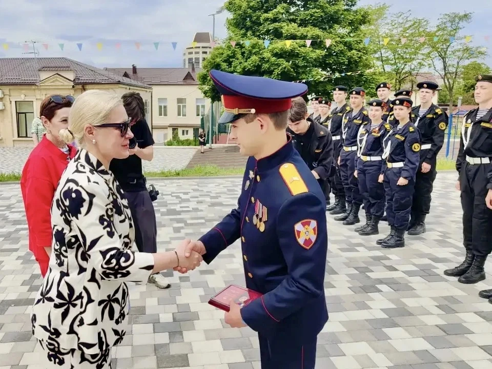 В Пятигорске прошло подведение итогов учебного года и награждение подшефных кадет памятными знаками 