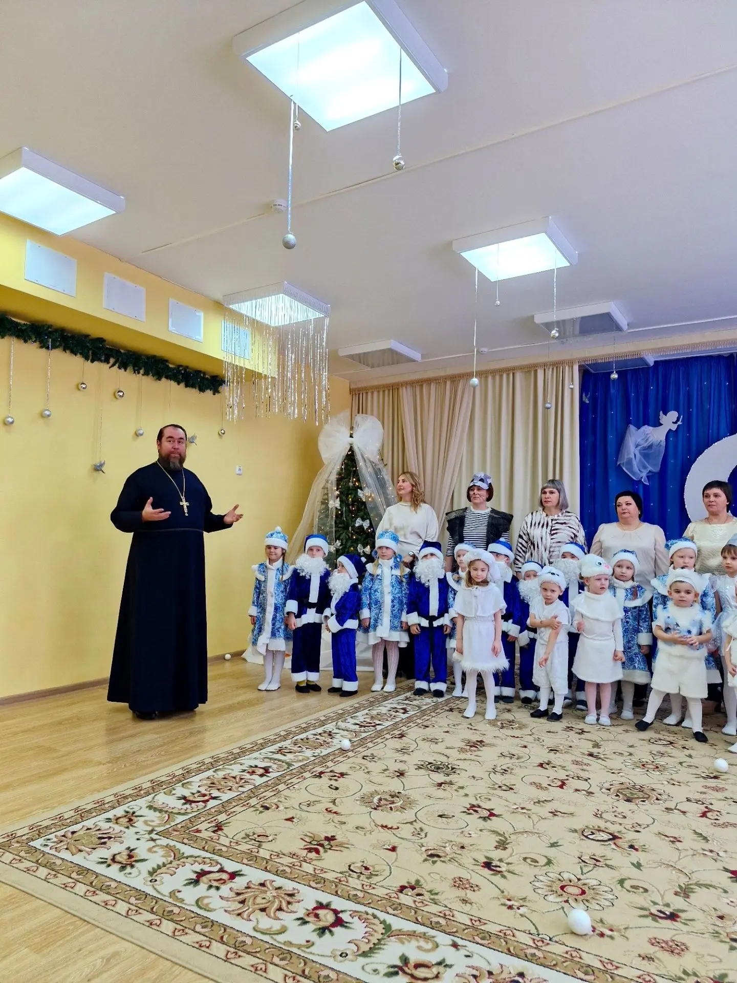 🎄Есть на земле старинный обычай: в этот дивный, добрый вечер небеса озаряются ангелами...