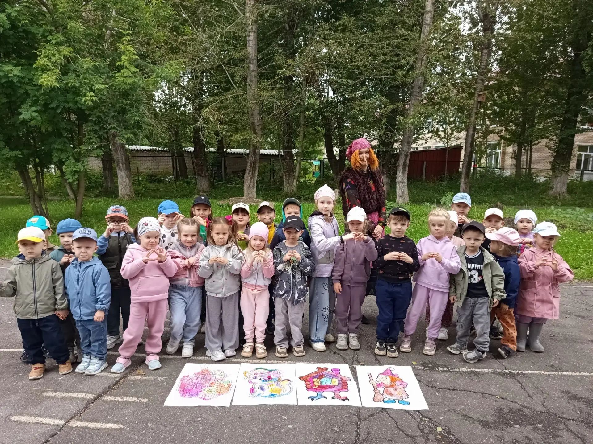 🧙‍♀️ В детском саду прошёл весёлый праздник — День рождения Бабы Яги! 🧙‍♂️

Дети весело танцевали,