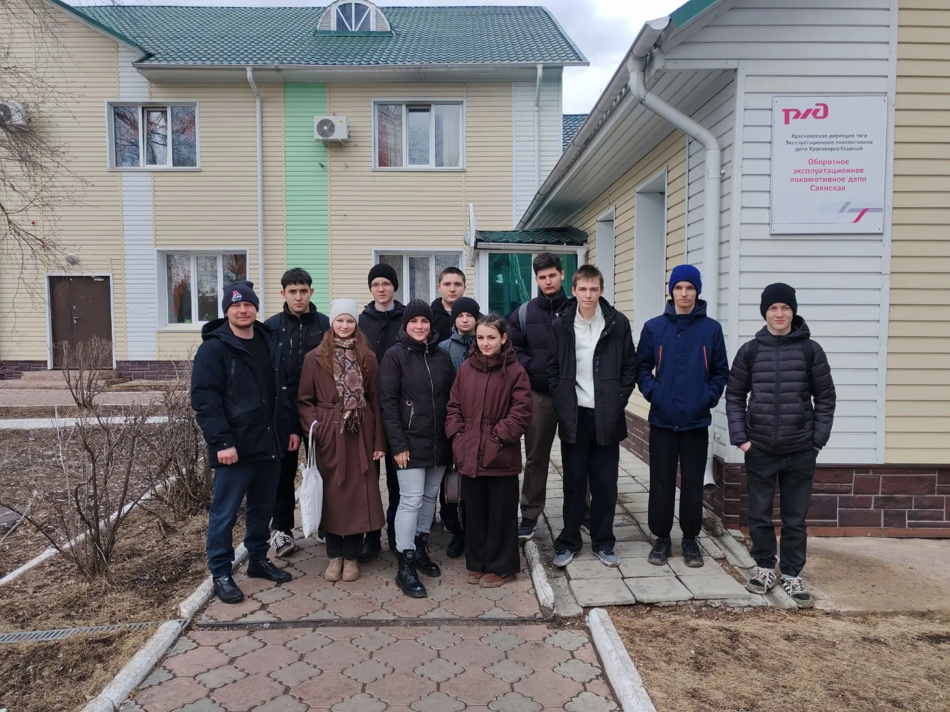Учащиеся ЖД-класса посетили экскурсию в локомотивное депо ТЧЭ-2 на станции Саянская. По...