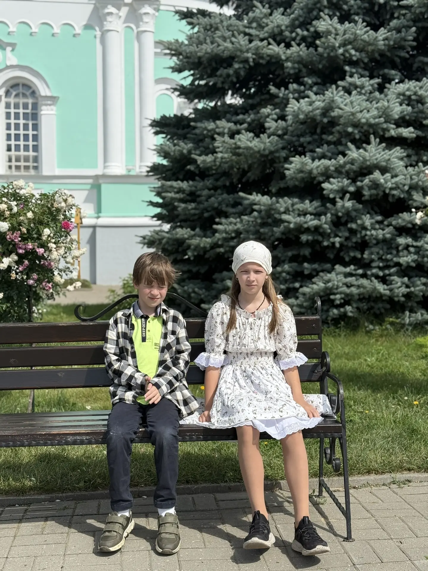 Слава Богу, причастились. Сегодня людей намного меньше, чем вчера и мы с детьми стояли ...