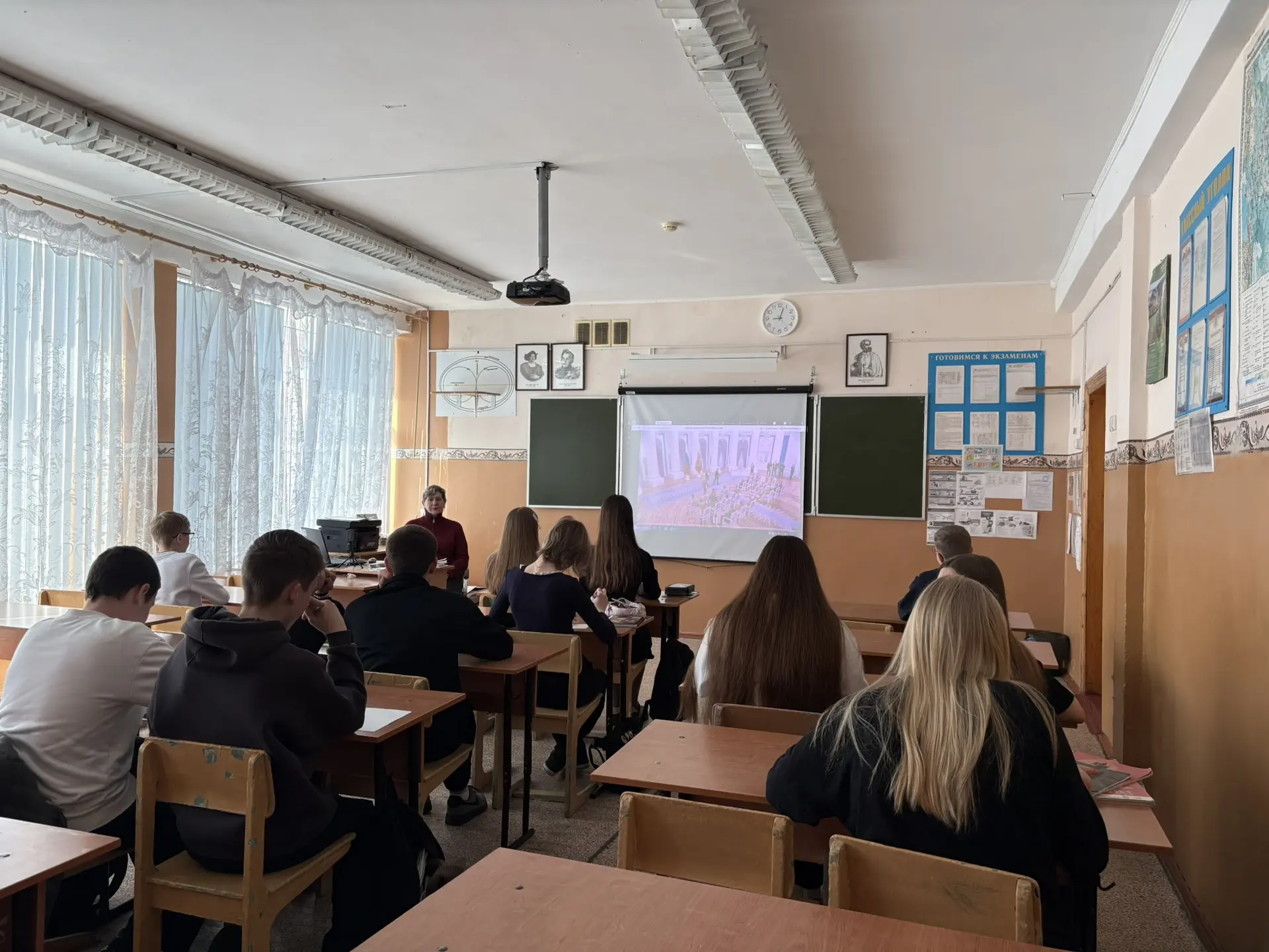 В понедельник, традиционно прошёл торжественный подъём флага. Этот день был посвящён теме космоса и 