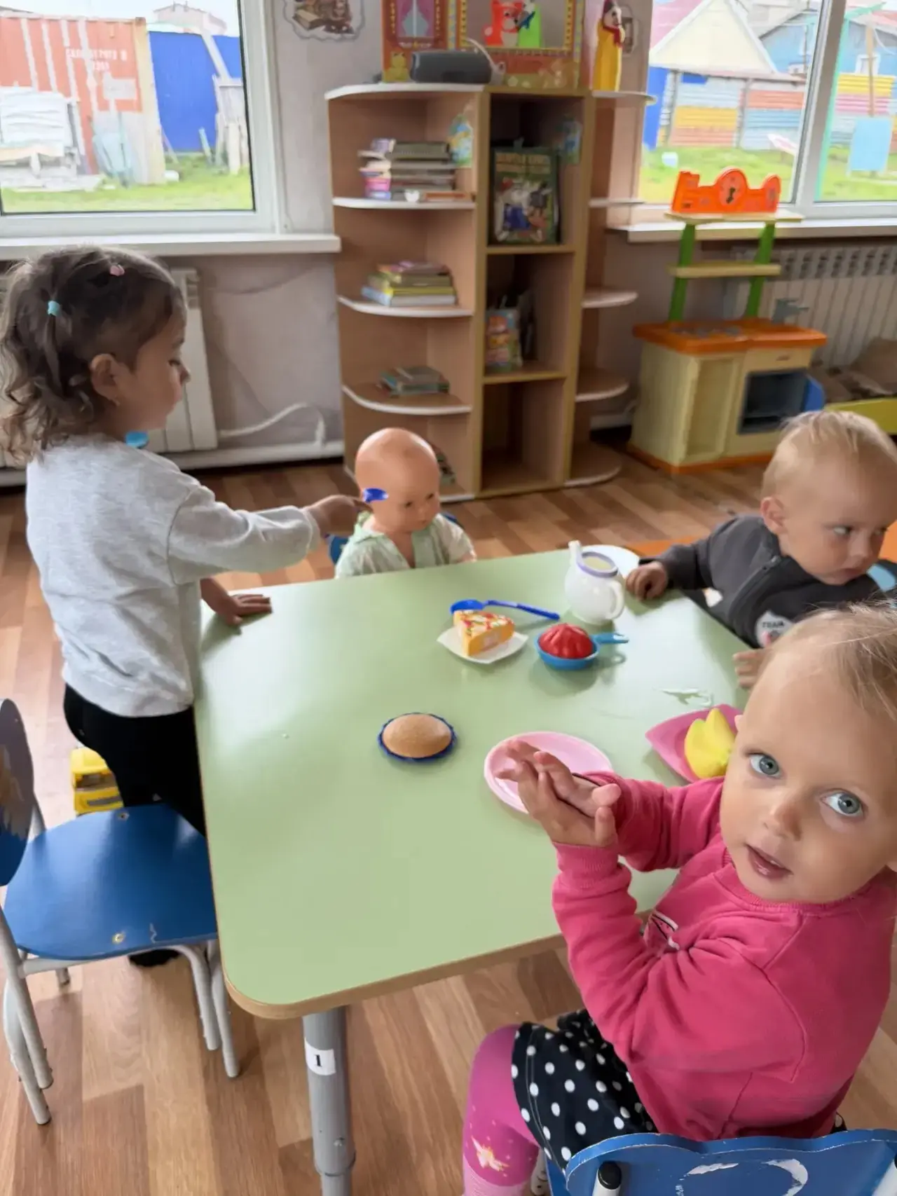 А сегодня в младшей группе,а именно в уголке «Семья» развернулся целый сюжет с самыми в...