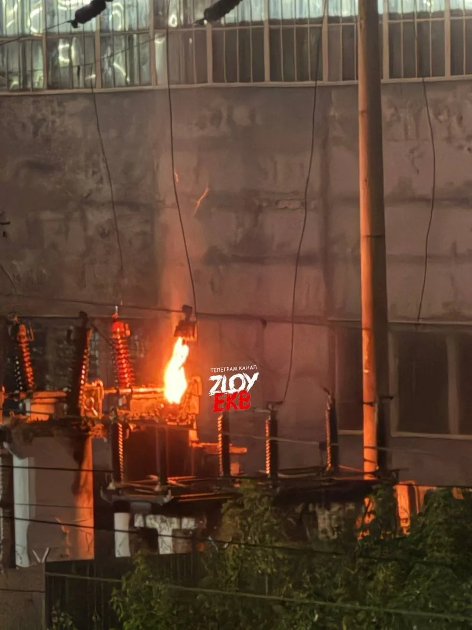 У завода на Авангарде загорелся энергоблок на Шефской 3г, сообщают подписчики