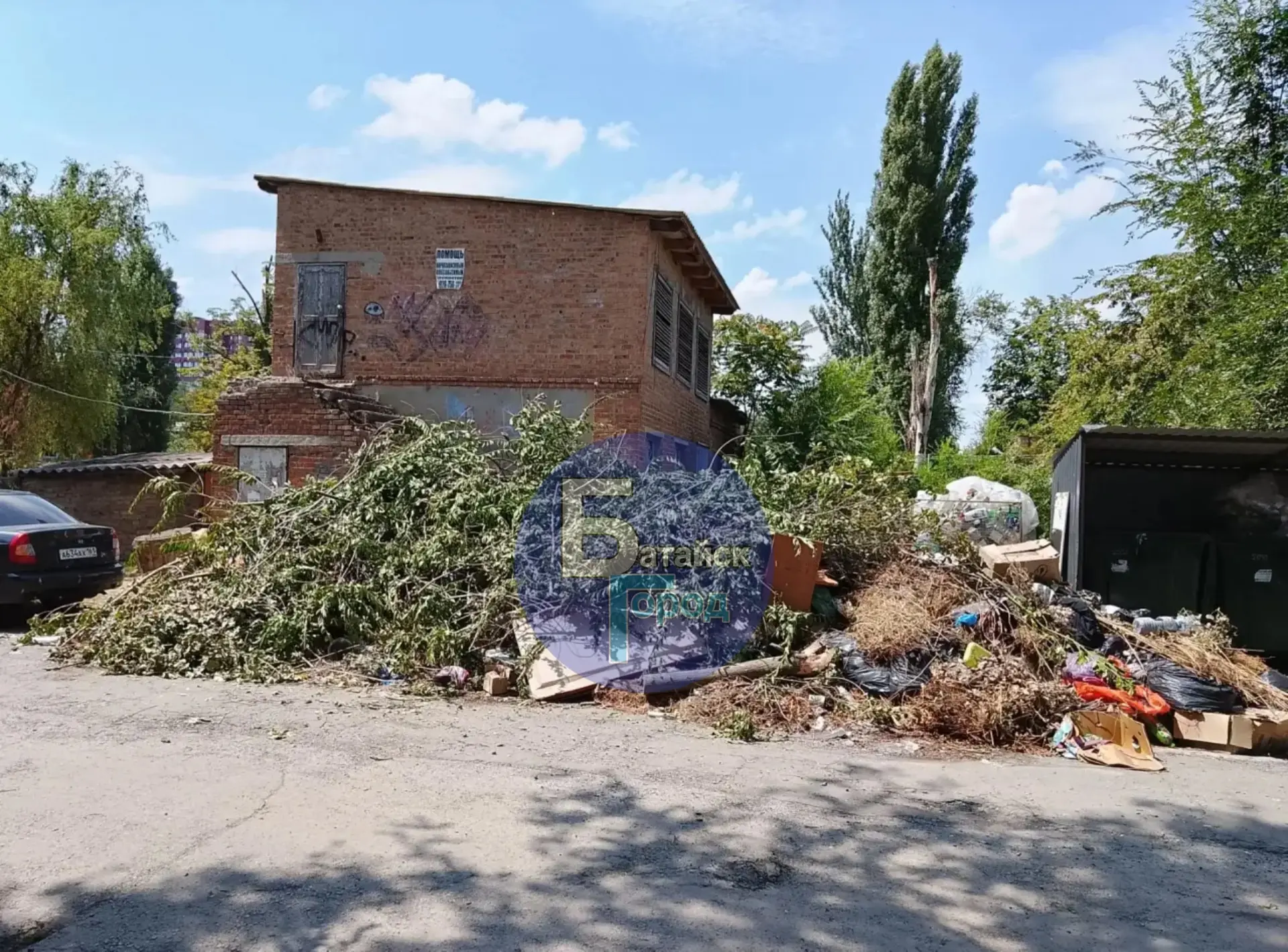 Огромная свалка образовалась за детскими садами в Батайске

В переулке Парковом, за детскими садами,