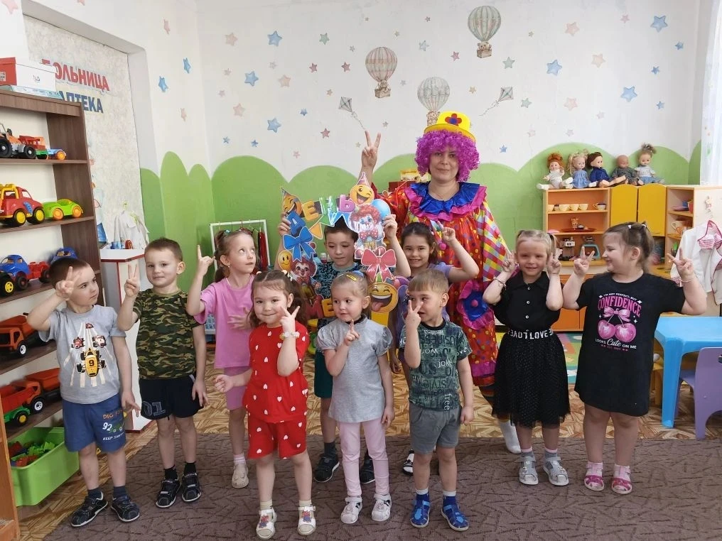 В старину этот день назывался "обманным", считалось, что шутка и смех отгоняют от людей нечистую сил