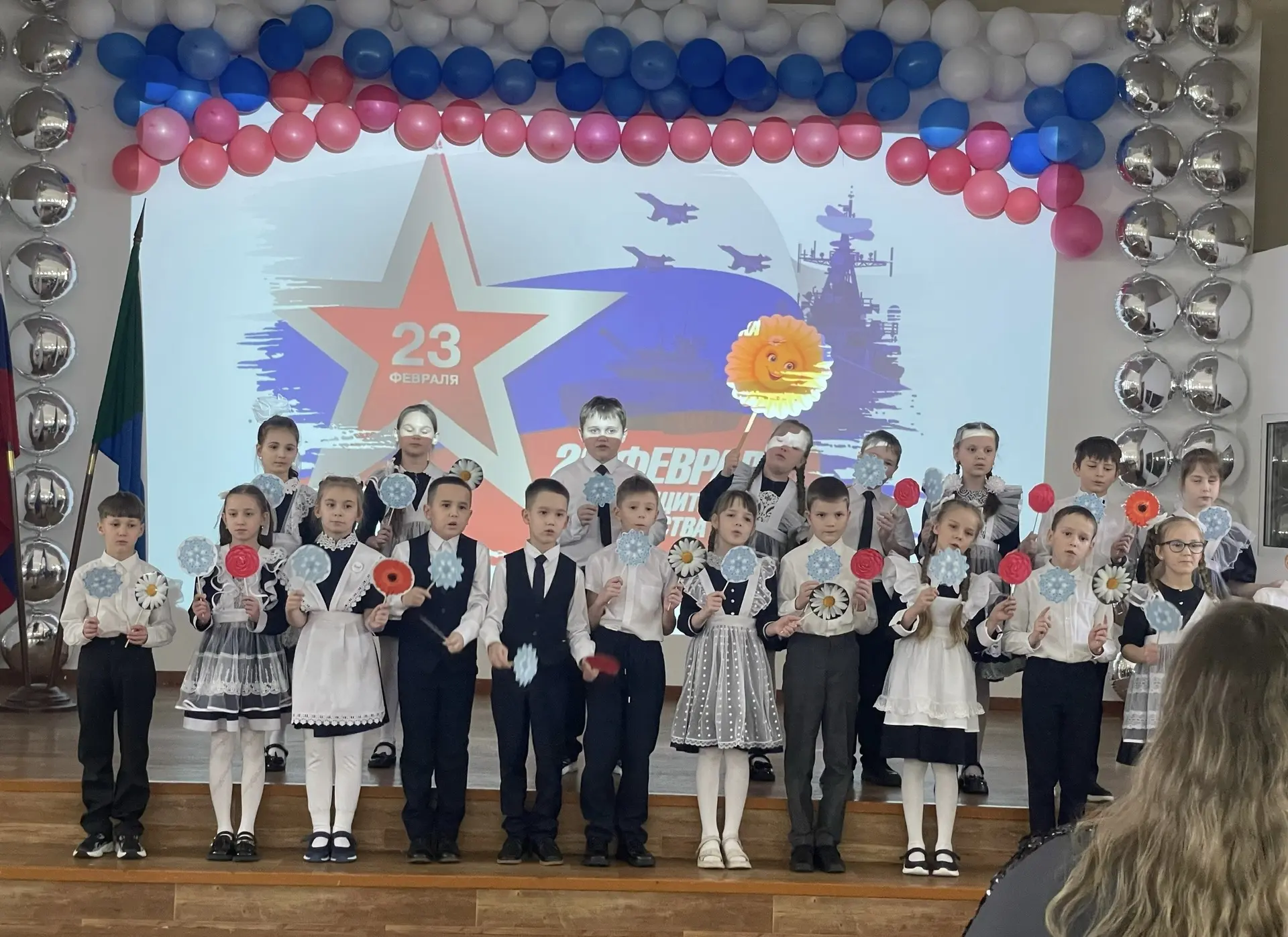 🇷🇺Праздничный концерт🇷🇺  20 февраля в нашей школе прошёл праздничный концерт ко Дню защитника Отечес