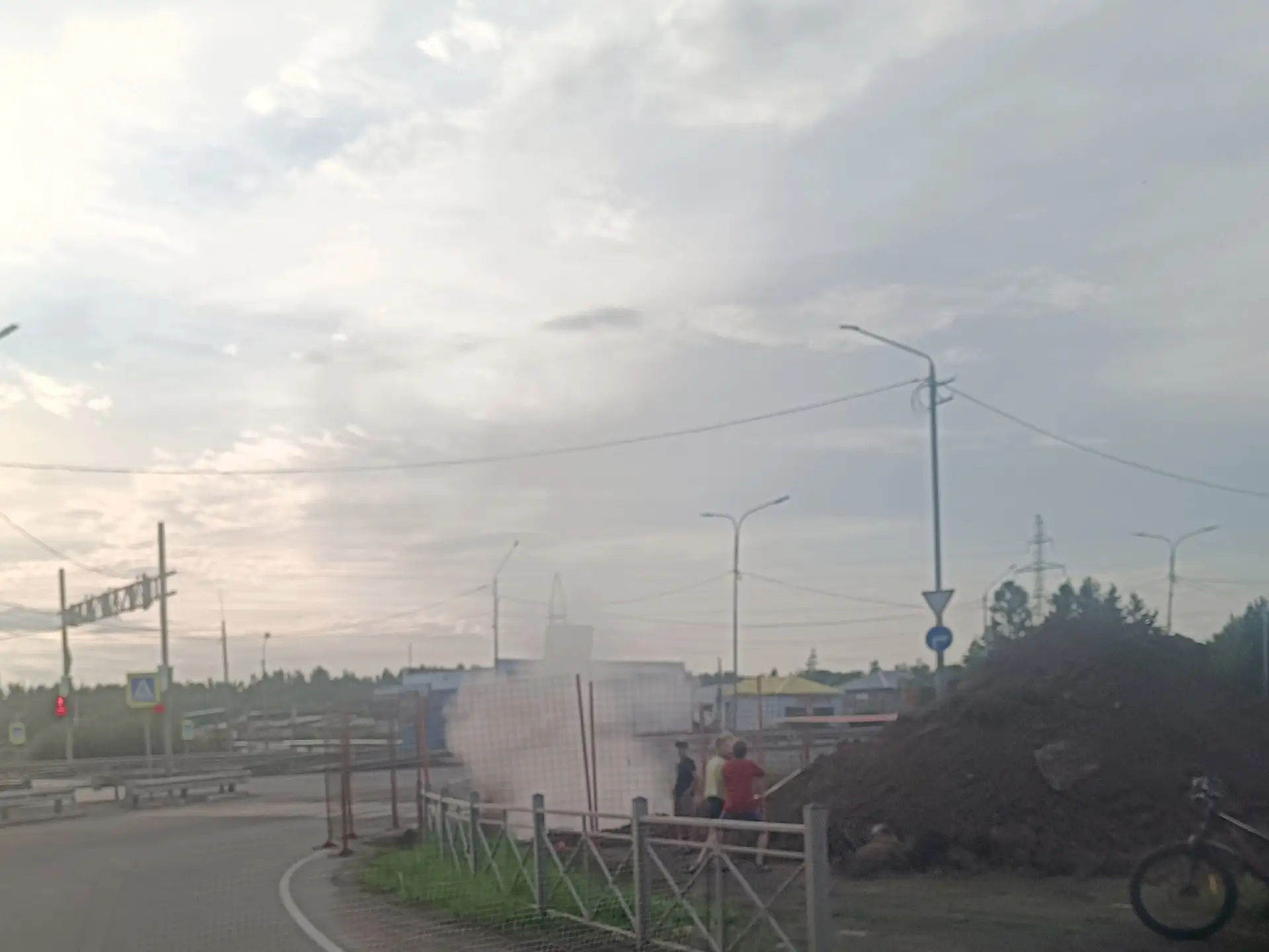 Опять прорыв трубы на перекрёстке Крупской и федеральной трассы, валит сильный пар, играют дети.