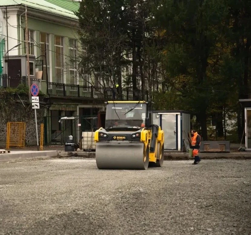 🚧 В Мурманске продолжается реконструкция Нижней привокзальной площади: акцент на безоп...
