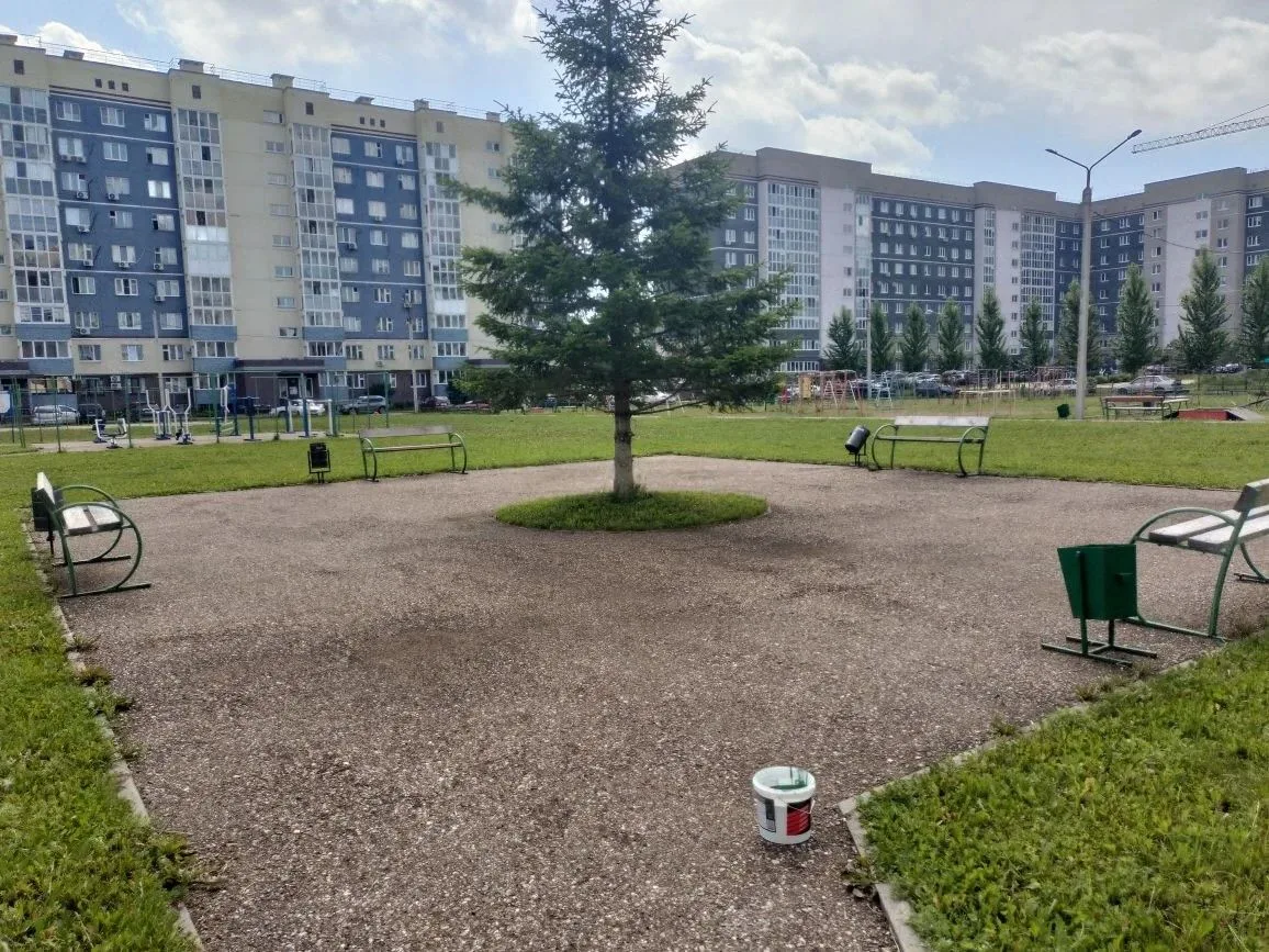 Покраска скамеек на детской площадке ул. Ботаническая д.4