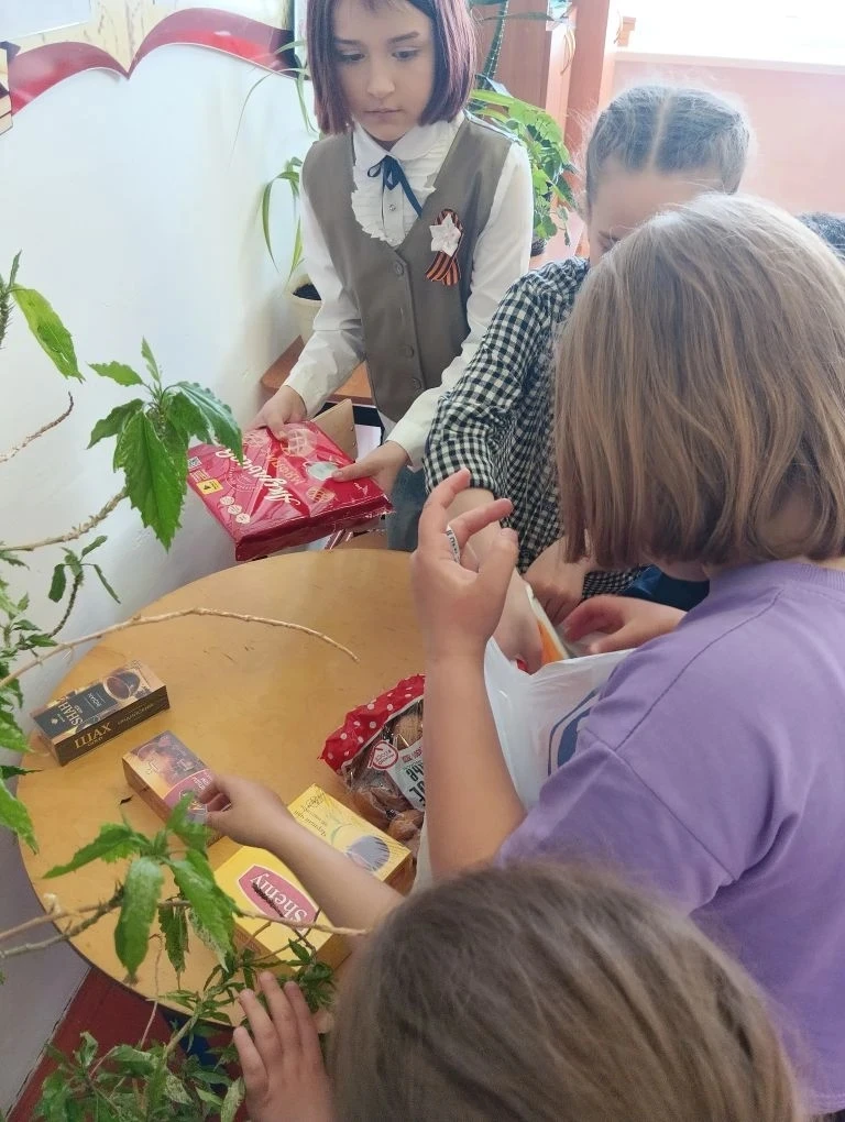 ‎🇷🇺 Маленькие сердца — большая помощь 🇷🇺 ‎ ‎Учащиеся 1 и 3 классов Полозаозерской школы вместе со св