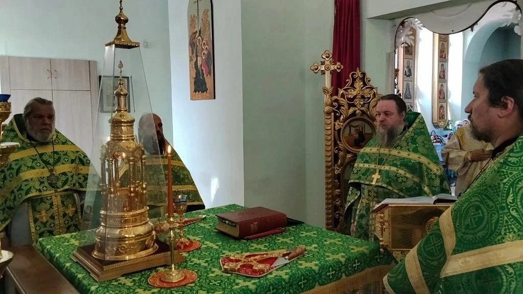 1 июня, в День Святого Духа, Божественную Литургию в храме в честь иконы Божией Матери ...