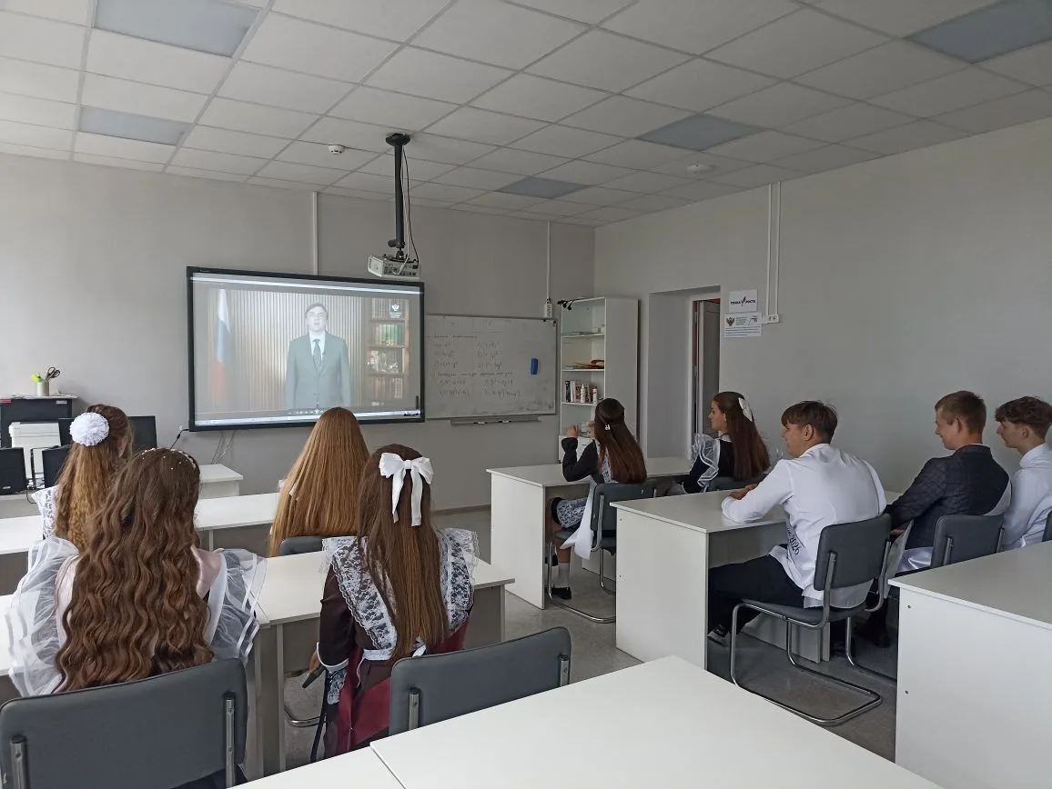 🎉Выпускники Охрозаводской школы просмотрели видеопоздравления от Министра просвещения РФ Сергея Сер