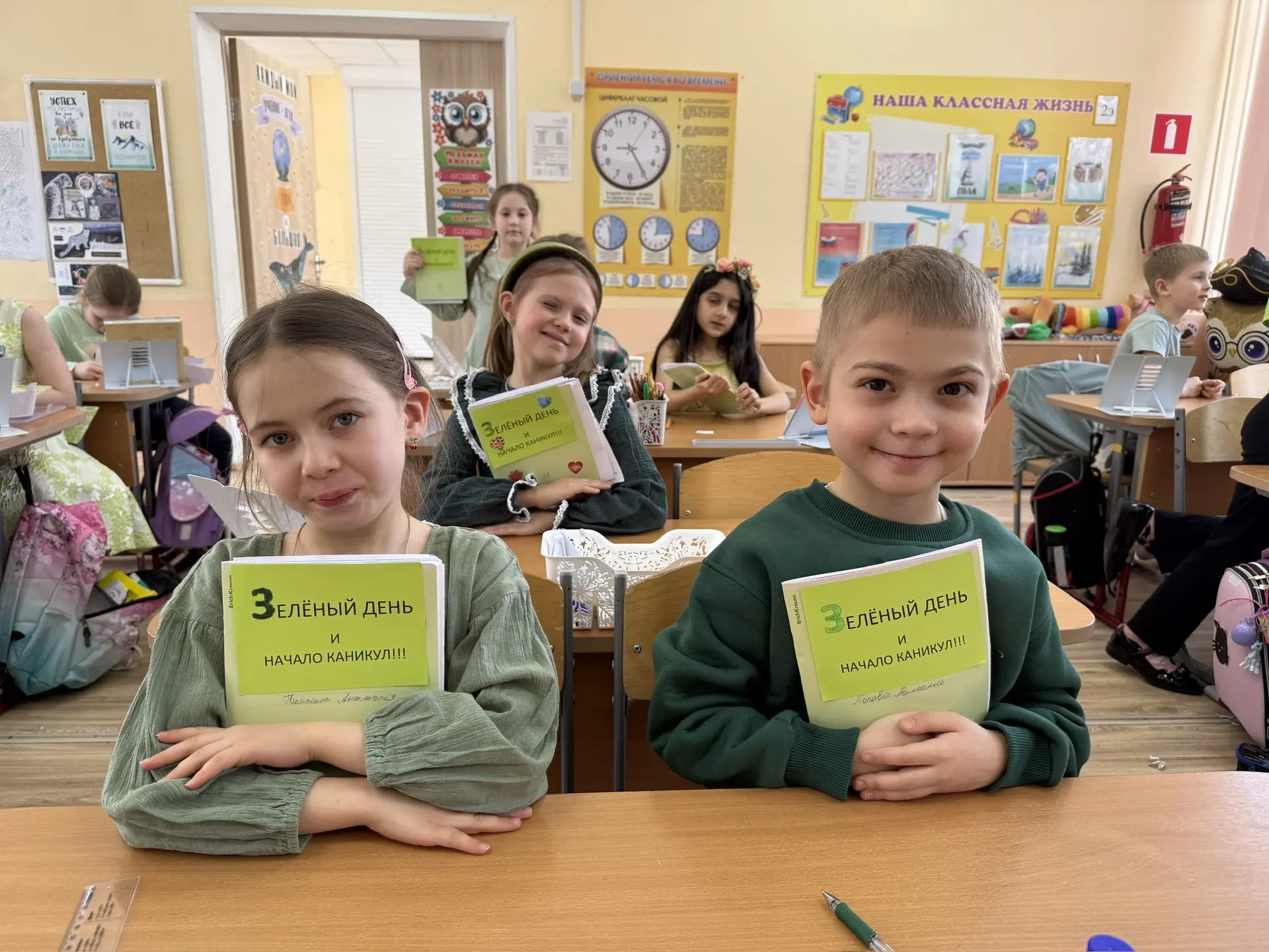 Последний день четверти у ребят из 2Э по традиции цветной. 💚 И, конечно, в начале весны этот день - 