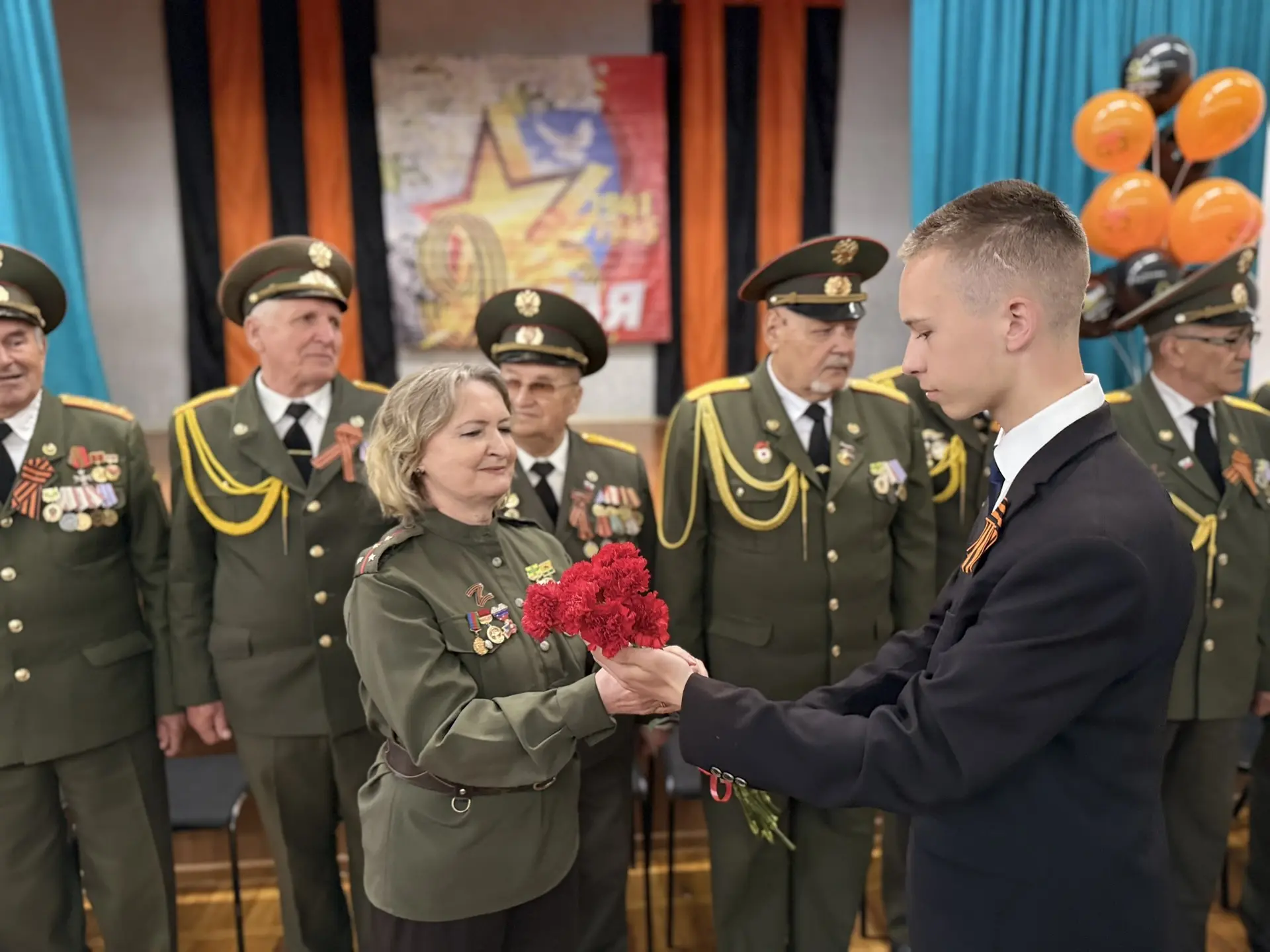 🎖️ В преддверии Дня Победы нашу гимназию традиционно посетил Тихорецкий хор ветеранов! 🎶 Мужской хор