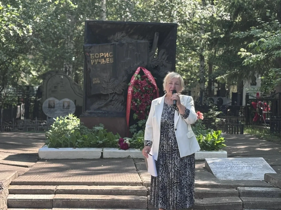 В птичий месяц моего рожденья...
16 июня на мемориале поэтов на Правобережном кладбище, состоялось м
