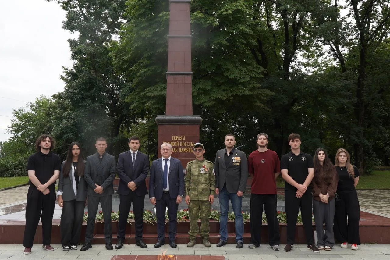 🕊️Сотрудники и студенты КБГУ почтили память детей — жертв войны в Донбассе

Сотрудники и студенты К