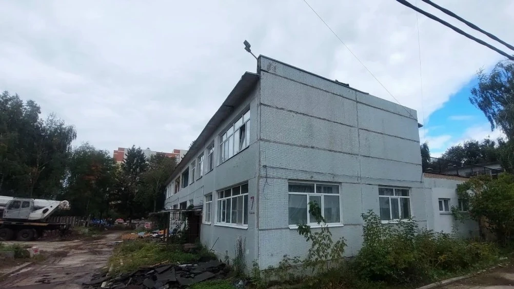 На улице Шилова, д. 7, городского округа Коломна строители ведут капремонт дошкольного ...