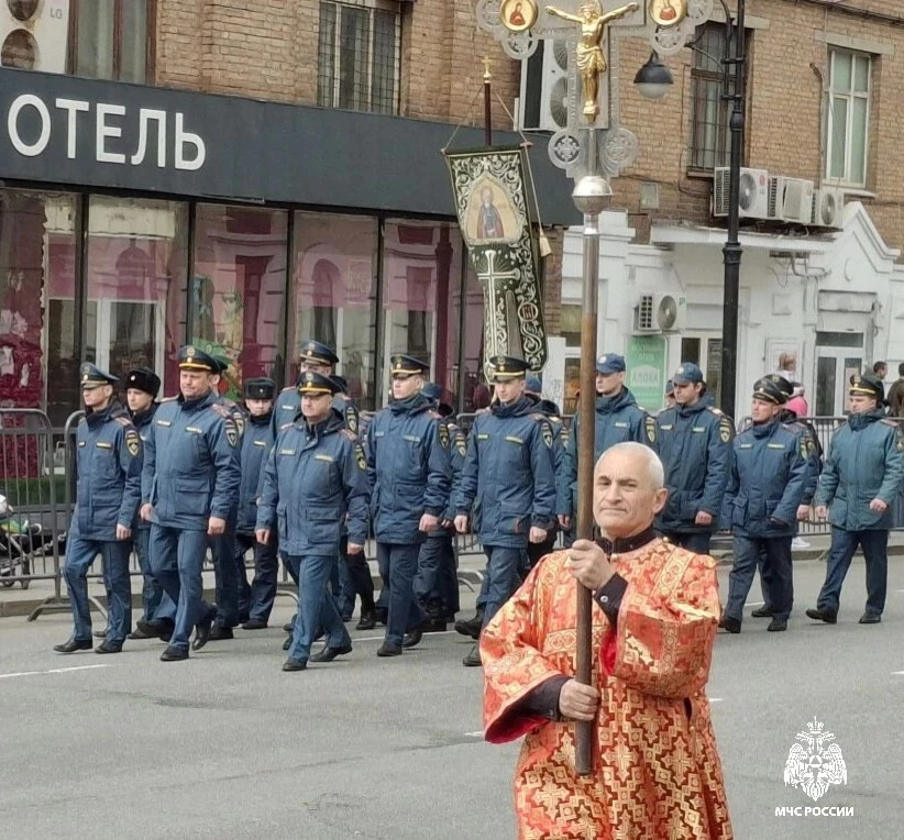 Сотрудники МЧС России в едином строю на Пасхальном крестном ходе во Владивостоке  Личный состав Глав