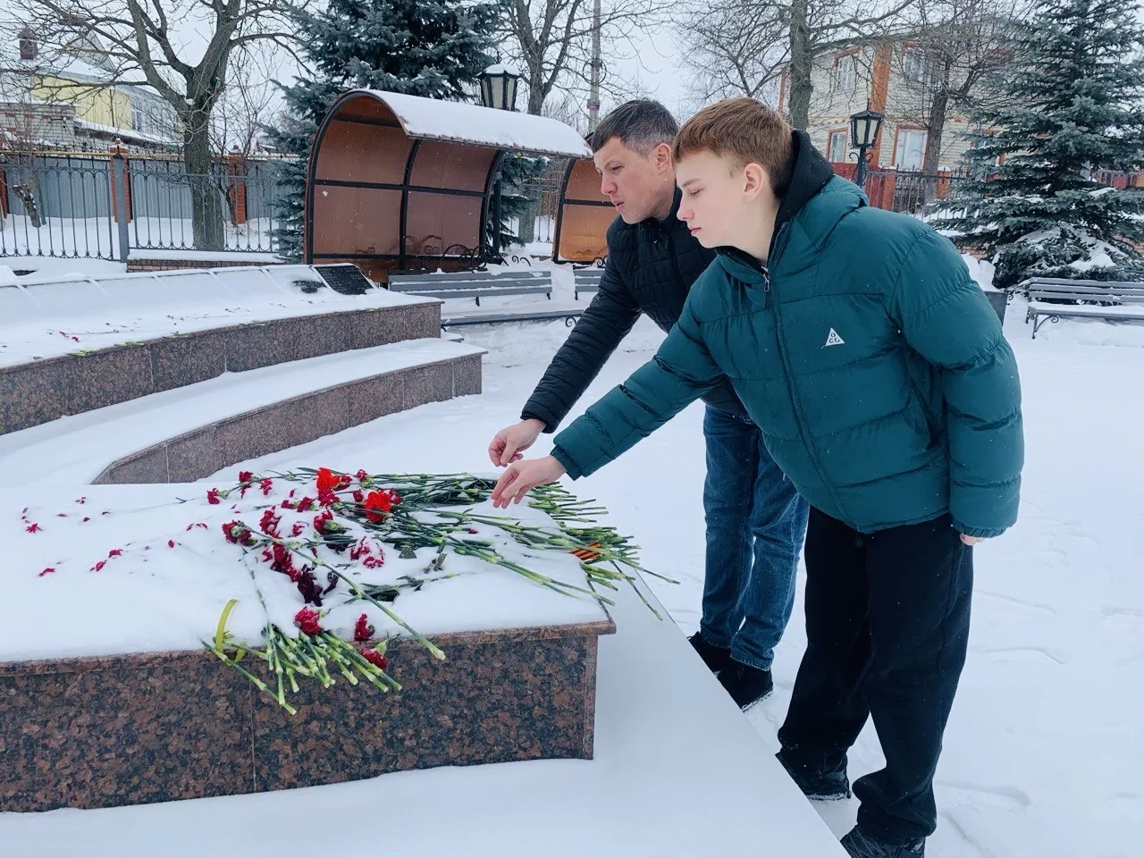Мы помним подвиги защитников 🕯️   В преддверии Дня Защитника Отечества учащиеся 7А класса нашего ком