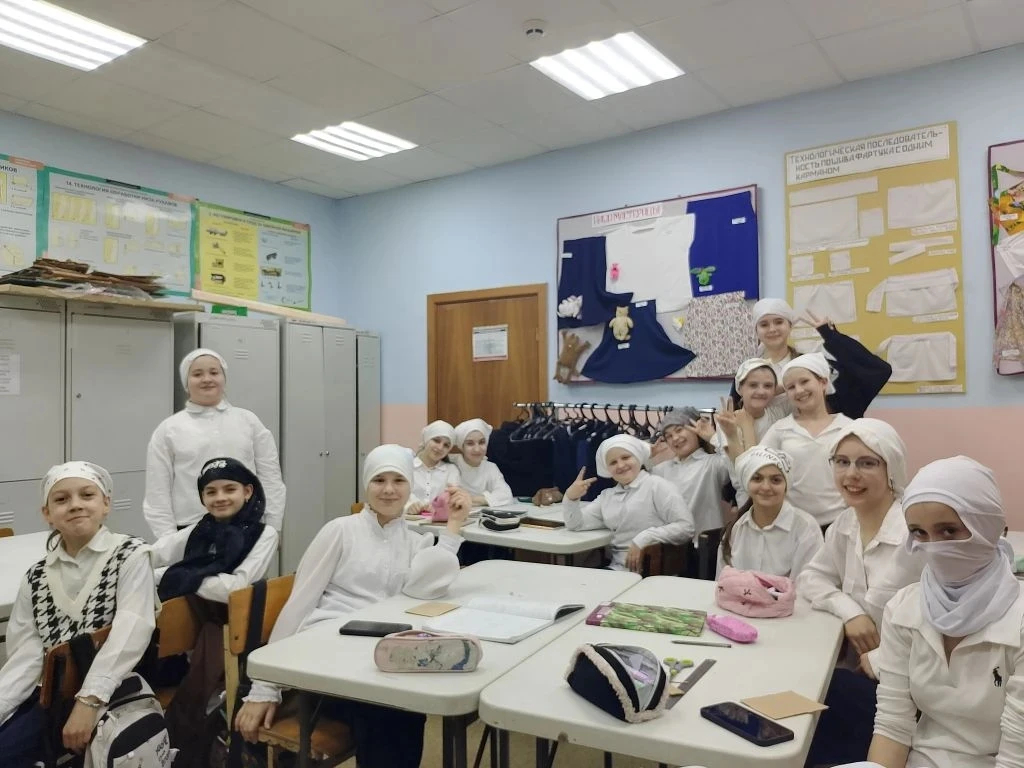 Недавно наши девочки открыли для себя удивительный мир шитья! 🧵 На уроке технологии они не просто уч