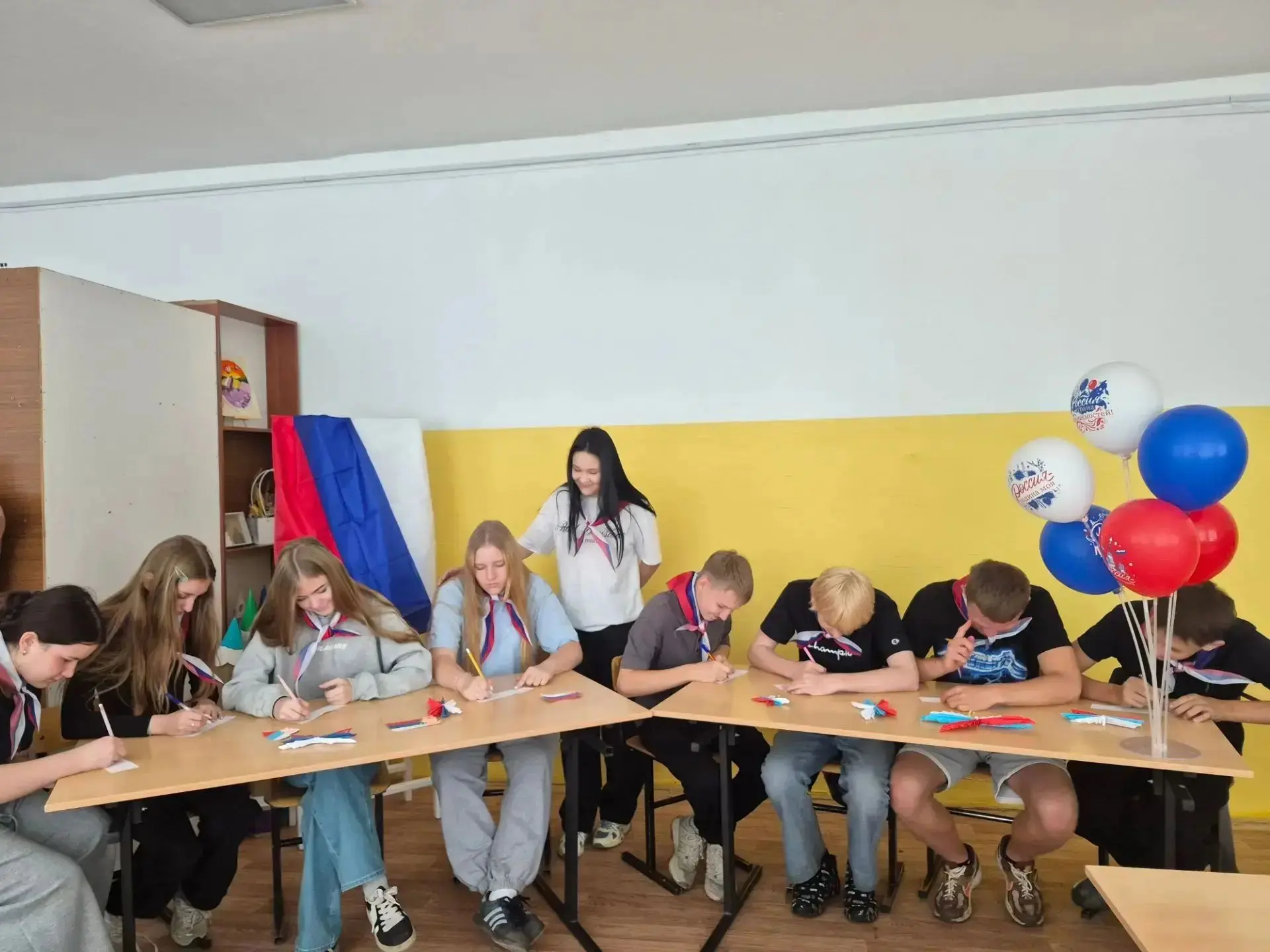 В преддверии Дня государственного флага России обучающиеся средних и старших классов пр...