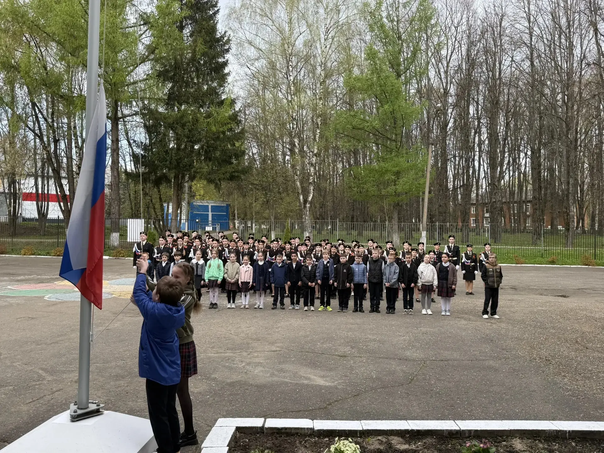 🔔 Утро , 4 мая 2026 года , в нашей школе традиционно началось с торжественной линейки, церемонии под