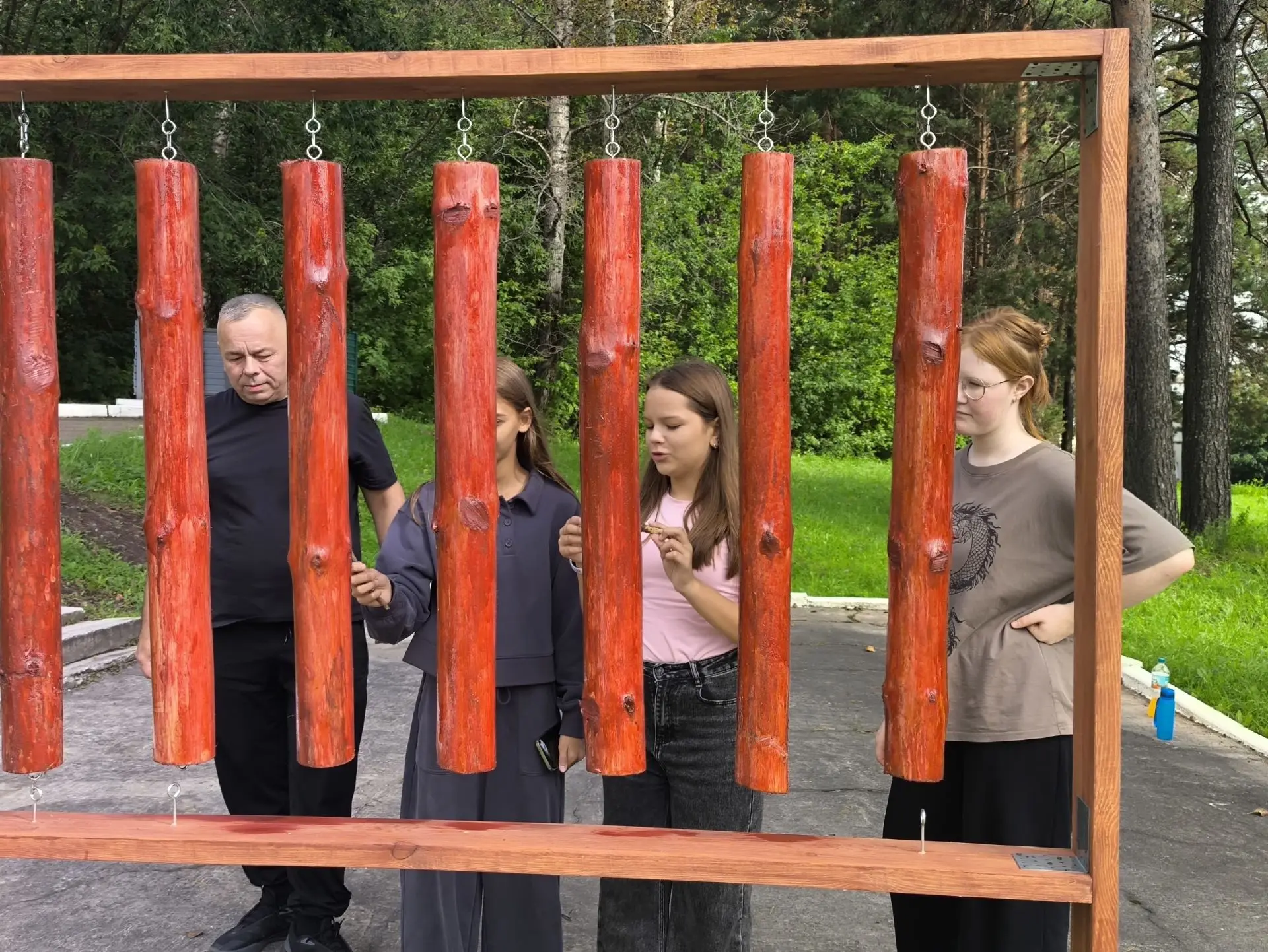 На уличной площадке детской музыкальной школы появился «Музыкальный лес». Это новый соц...