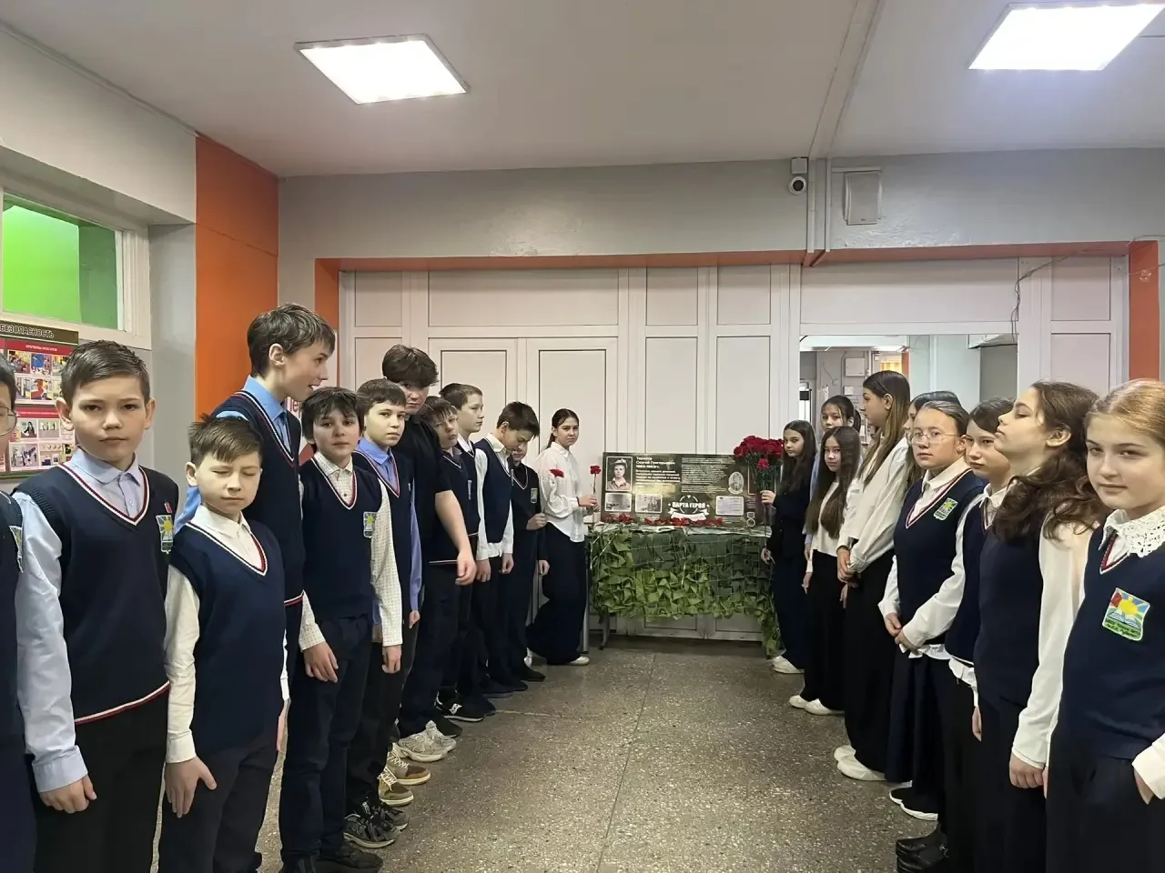 В преддверии 15 февраля в школе прошли Минуты памяти выпускнику школы Сергею Тарасову,погибшему при 
