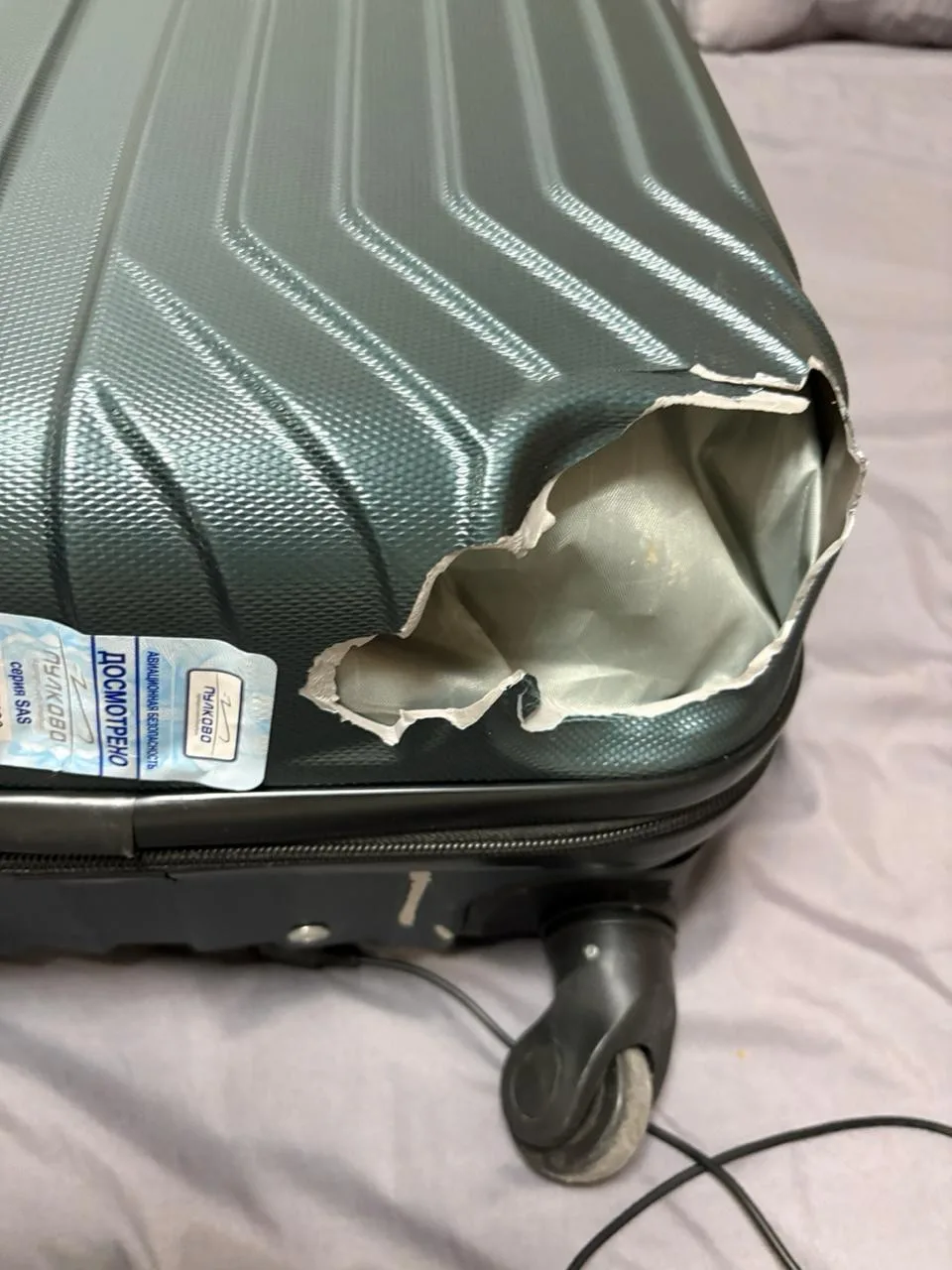 Полетел в командировку с одним чемоданом, а по прилёте получил совсем другой.