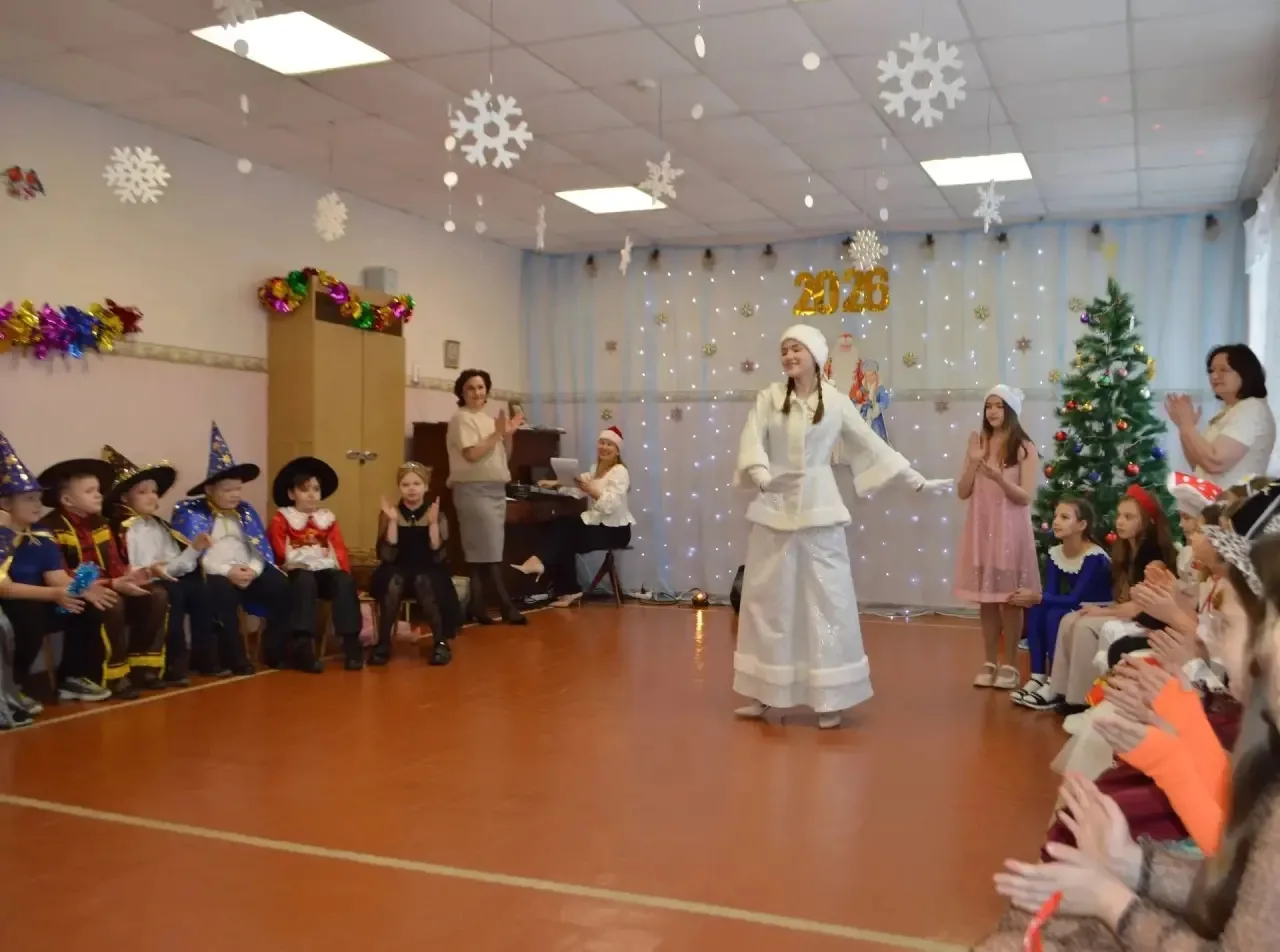 Новый год к нам мчится… 🎄✨  Театральная студия «Зазеркалье» организовала новогоднее представление дл