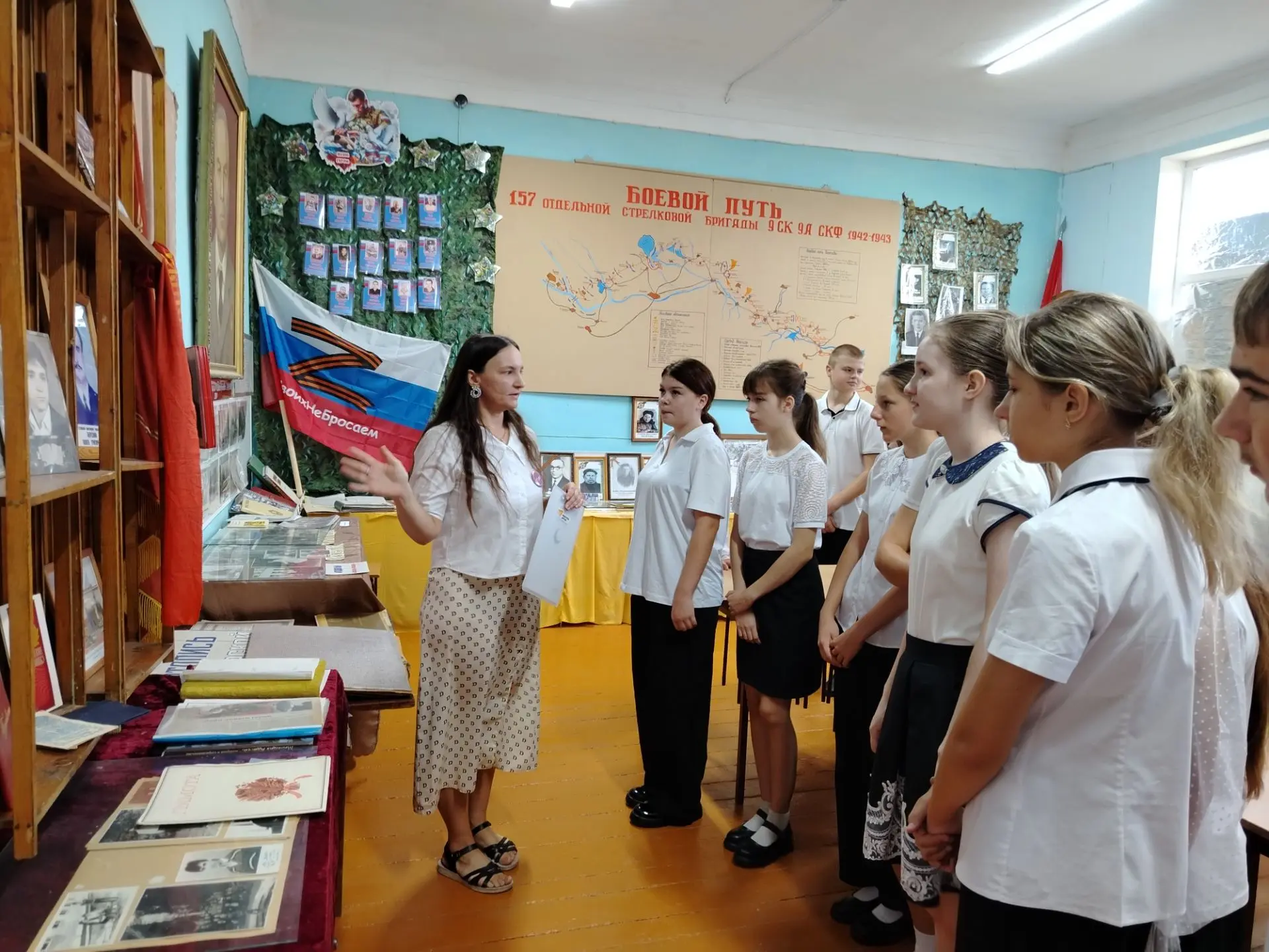Советник директора Игначенкова С. В. провела экскурсию в школьный музей для учеников 7 ...