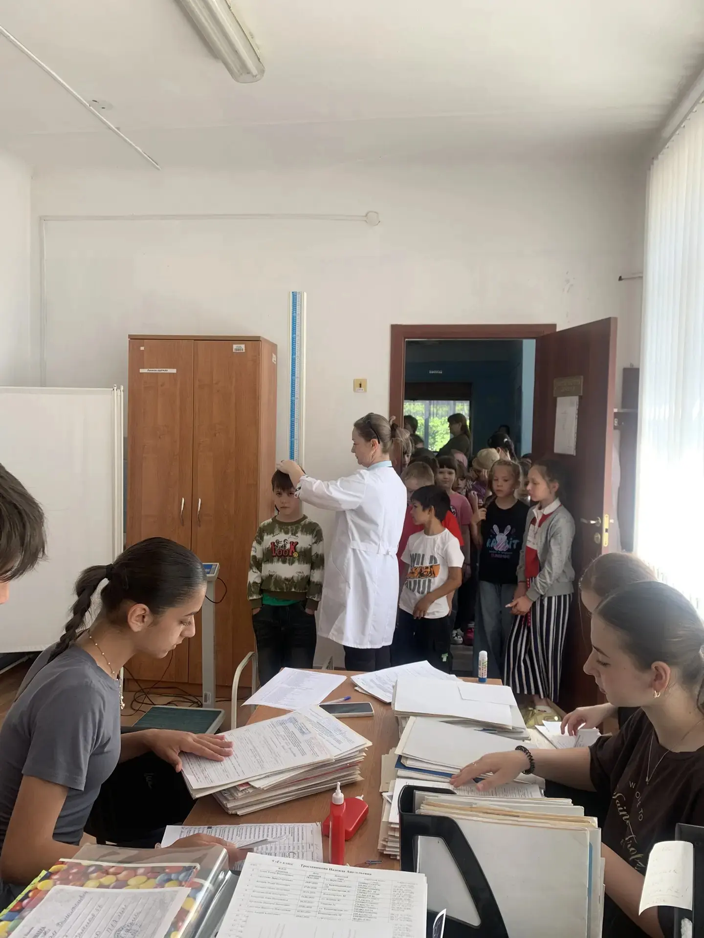 Каждый день в нашем лагере вожатые не просто присматривают за ребятами, но и активно помогают им пон
