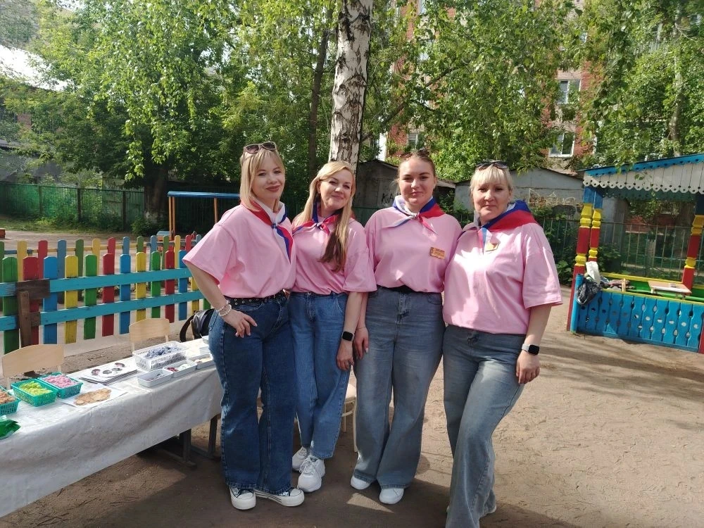 🎉 Наши энергичные педагоги снова на высоте! 🎨✨ Они не только стены в садике успели по...