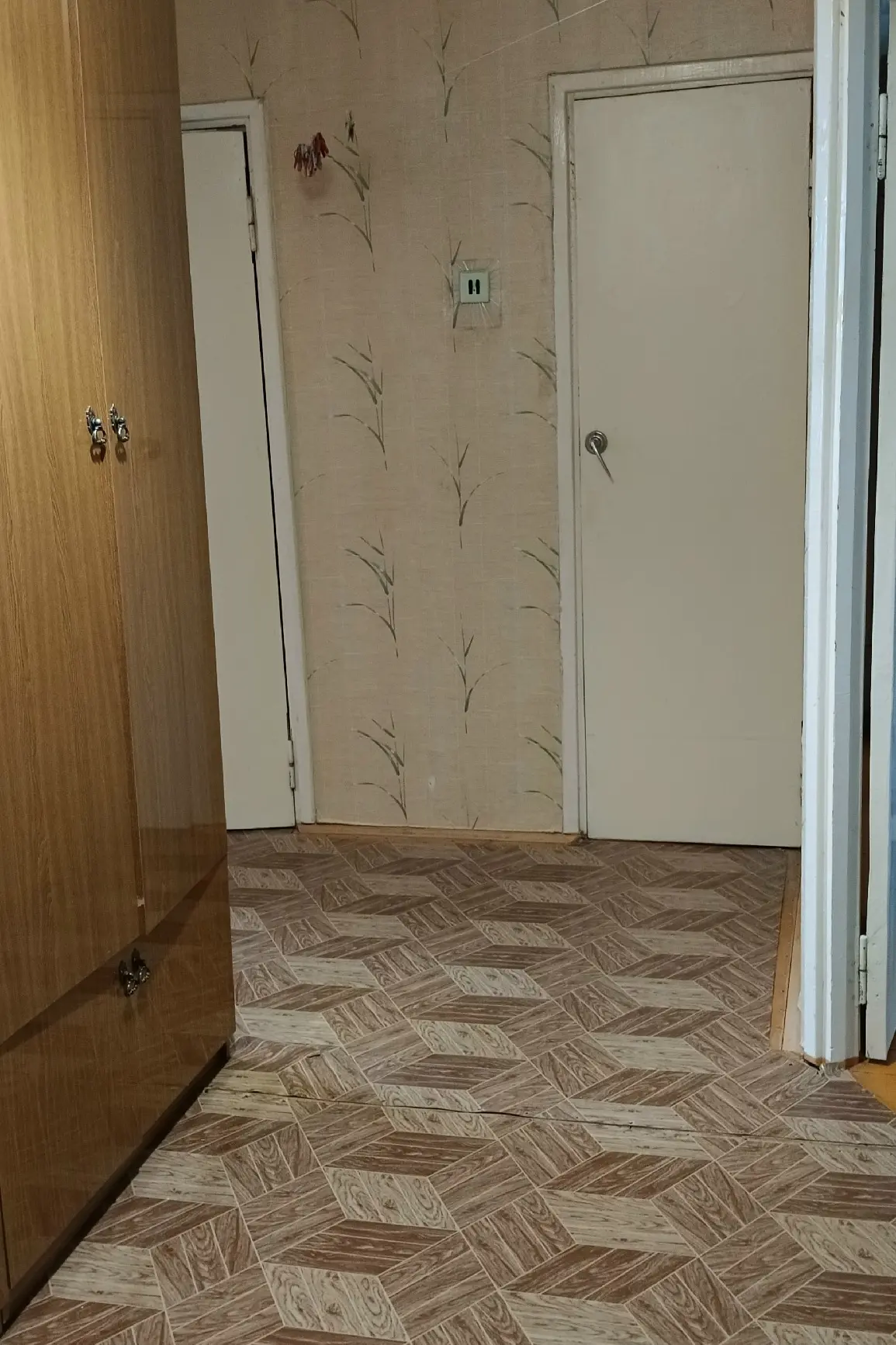 Продам трёхкомнатную квартиру без ремонта, г. Карталы, ул. Заводская д. 8,  2 этаж 4эта...