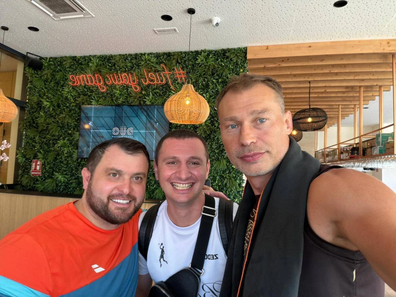 Василий Березуцкий поймал двух Аланов на одном селфи - Дзагоева и Касаева 🤳