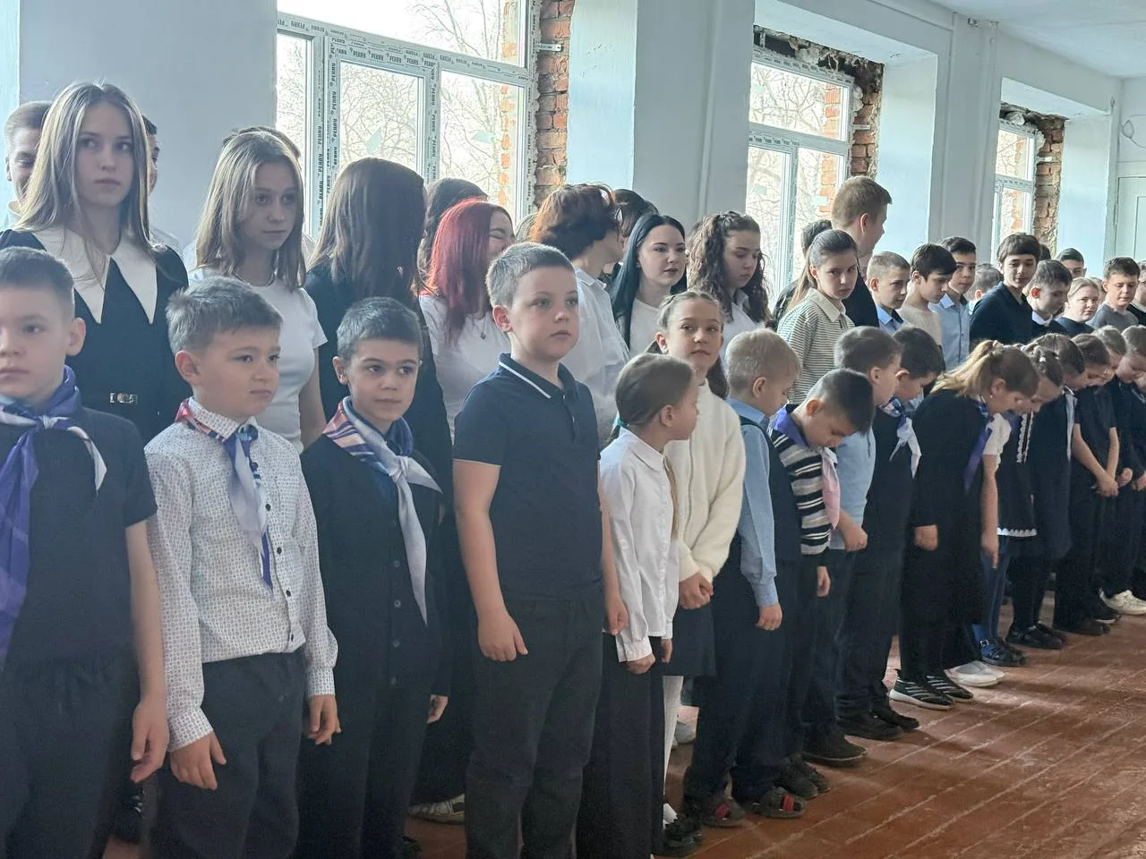 Сегодня на линейке первоклашки стояли в одном строю со старшими классами. Малыши держались очень дос