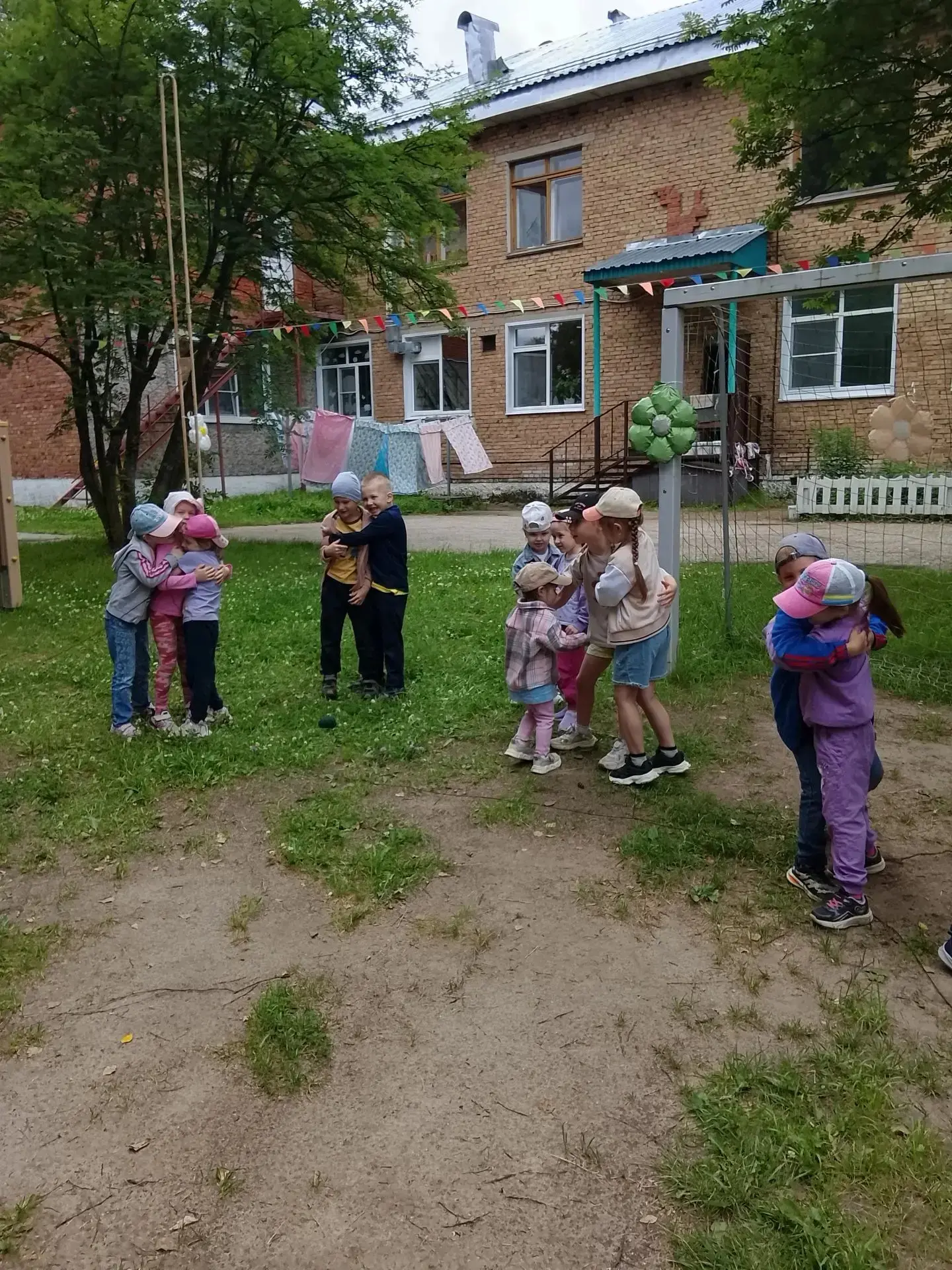 Семья — это самое теплое слово, в котором каждый чувствует себя любимым. 

В честь Дня семьи наш дет
