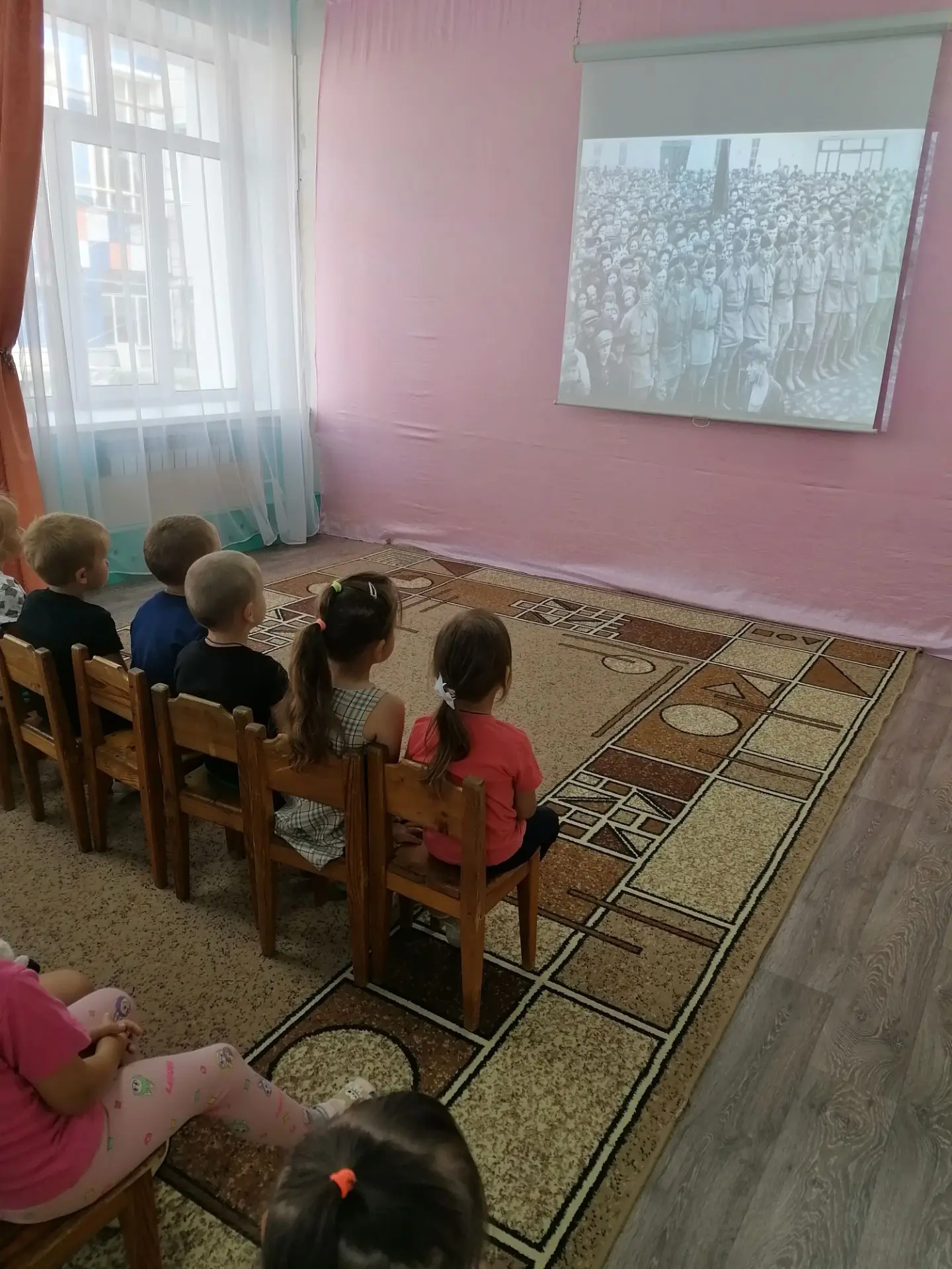 Сегодня в нашем детском саду прошли мероприятия ко Дню памяти и скорби. 
Просмотр презентации. 
Позн