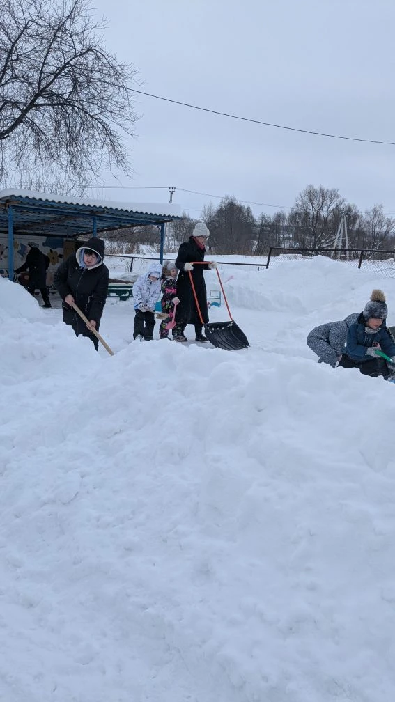 Не просто уборка. Почему это важно? ❄️

Сегодня у нас прошёл общий выход на расчистку снега. Вместе: