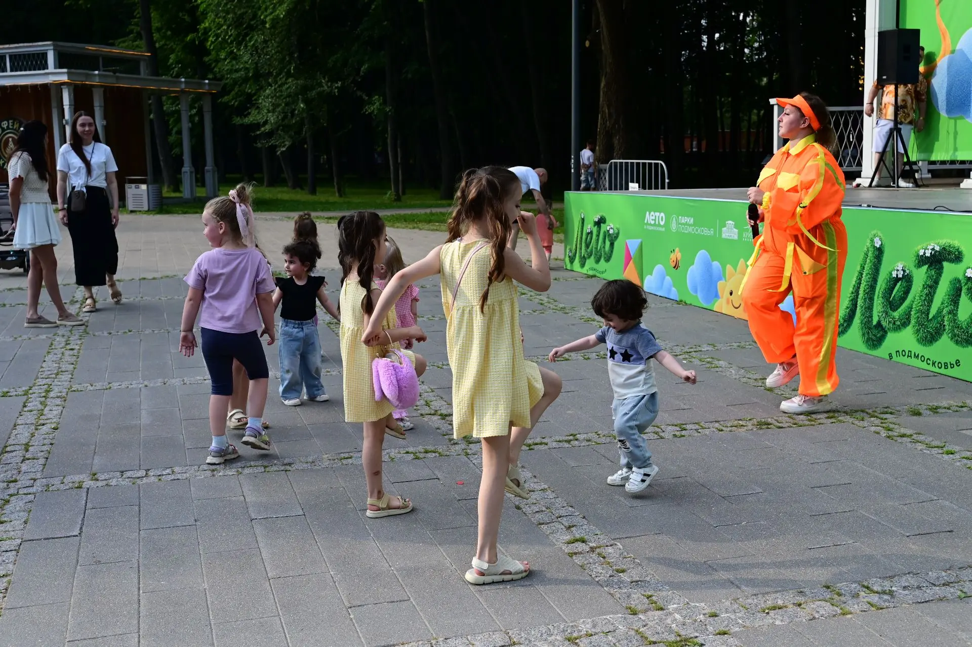 🎉 В конце короткой рабочей недели на главной площади парка усадьбы Кривякино  состоялась яркая игро