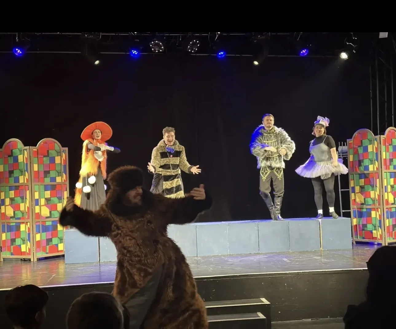 🎭Во время каникул ученики 5 «В» класса посетили увлекательный спектакль «Басни Крылова» — и остались