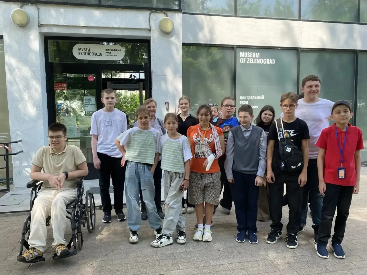 На экскурсию с классными руководителями

👋Ученики 6 «Л», 6 «М» и 8 «П» вместе с классными руководит
