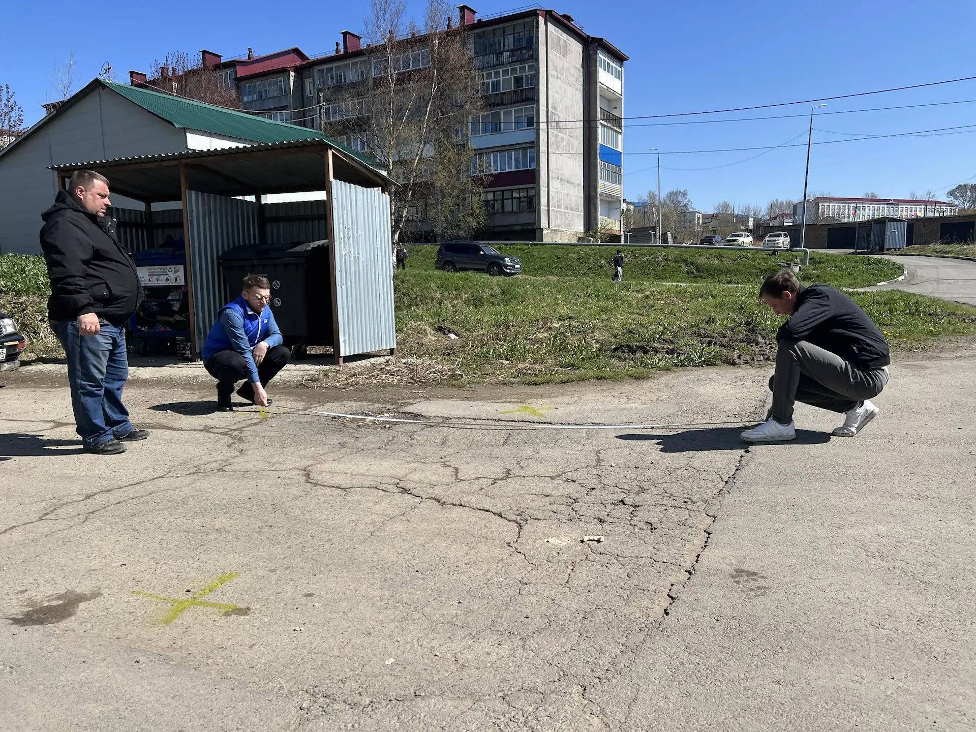 Активисты местного отделения Единой России совместно с представителями администрации му...
