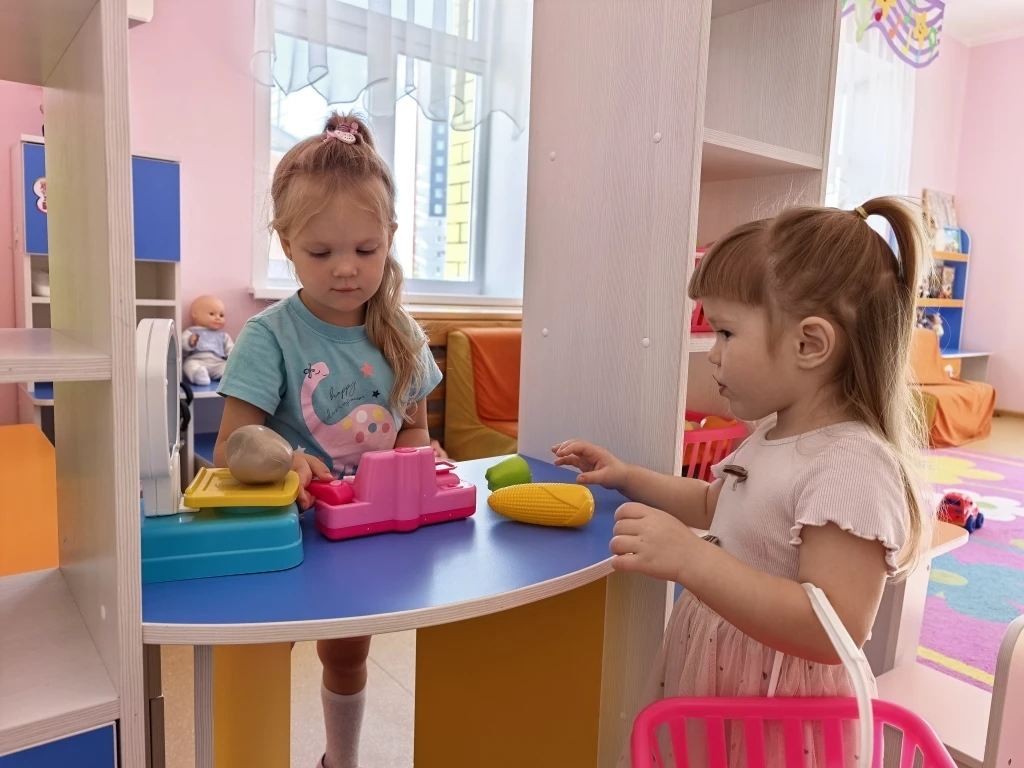 Сегодня в младшей группе открылся настоящий маленький магазин!